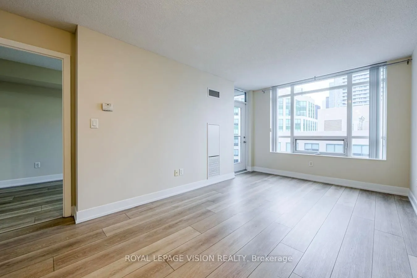 20 Blue Jays Way, #1811