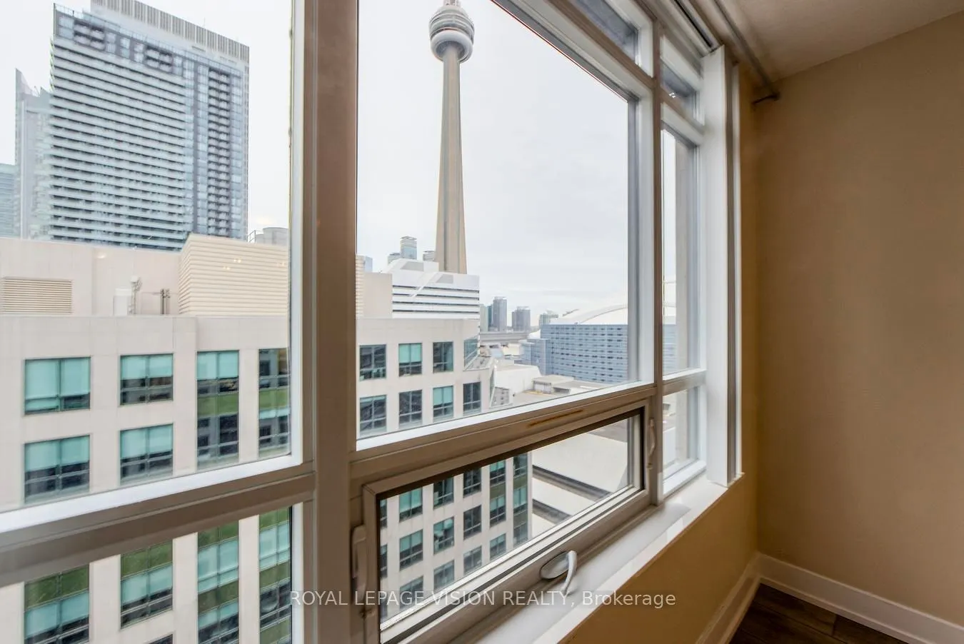 20 Blue Jays Way, #1811