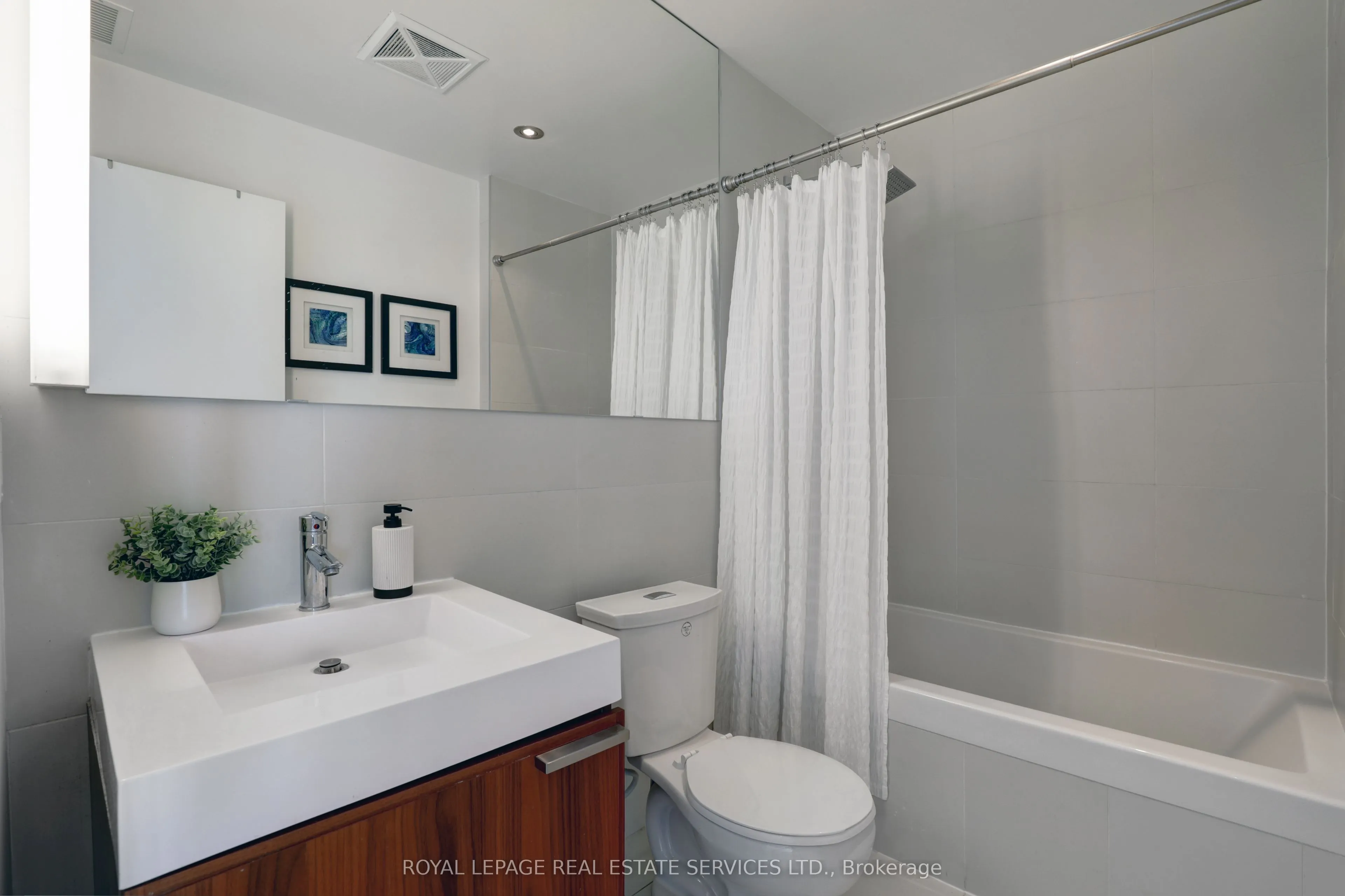 318 King Street E, #1305
