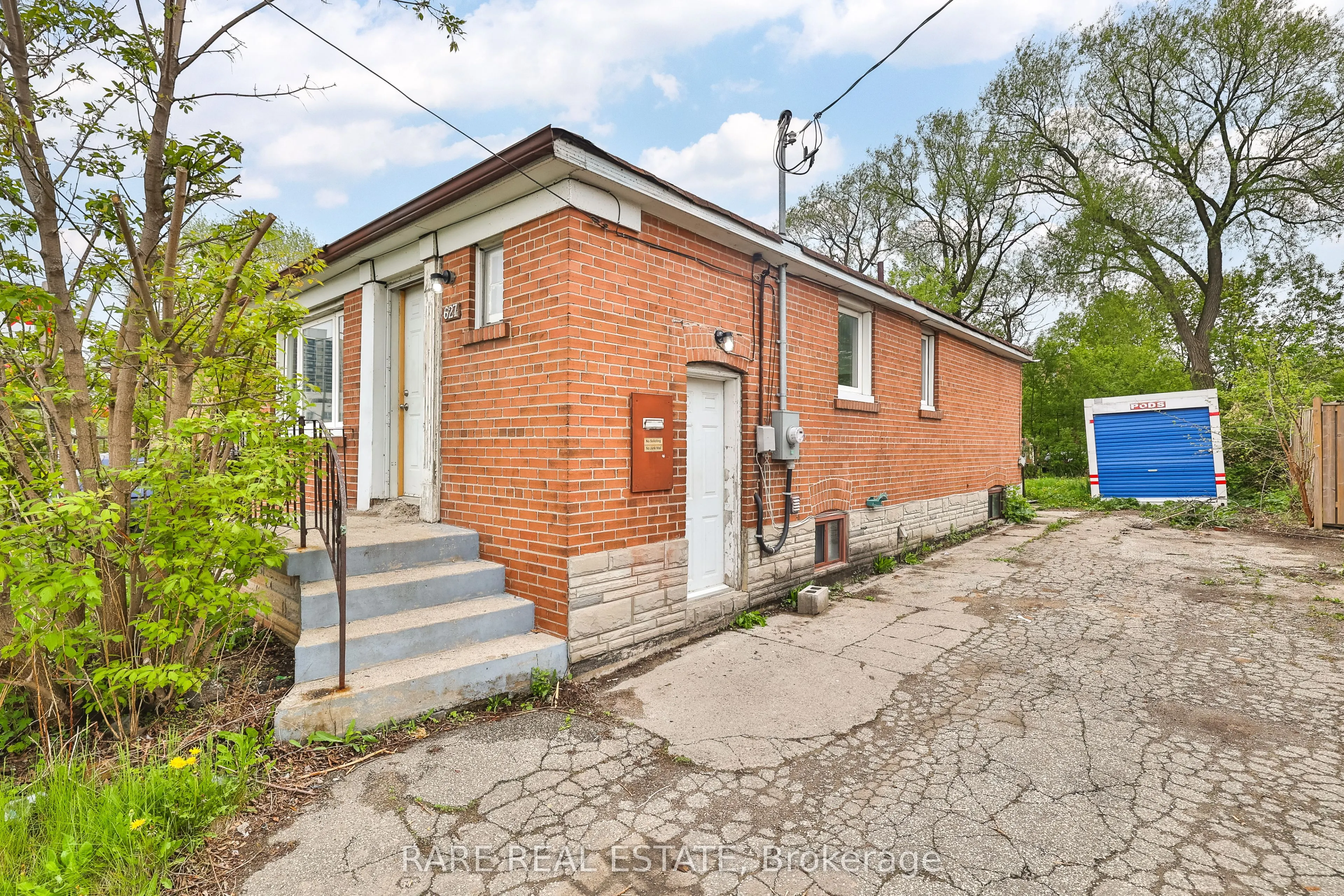 627 Sheppard Avenue W