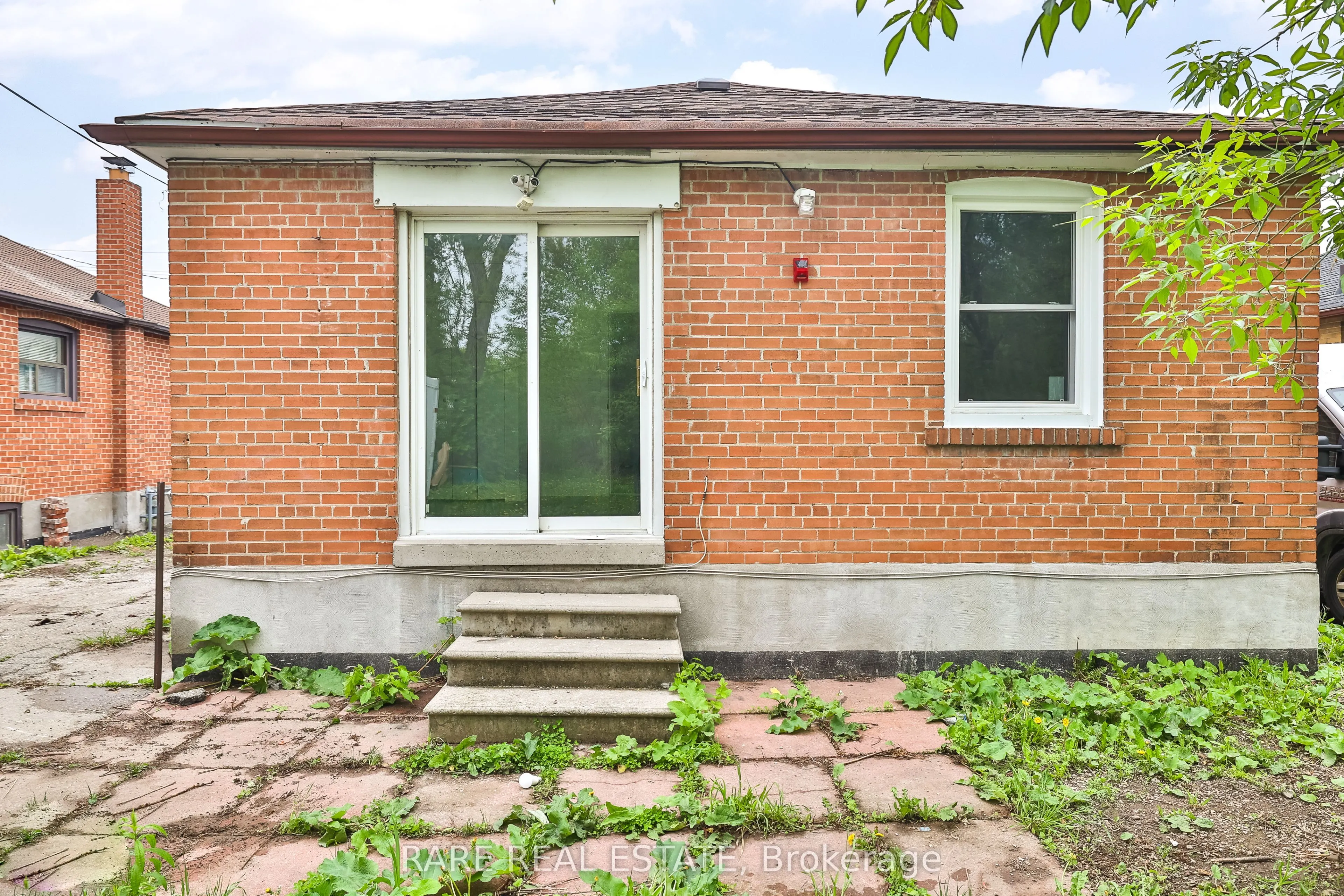 627 Sheppard Avenue W