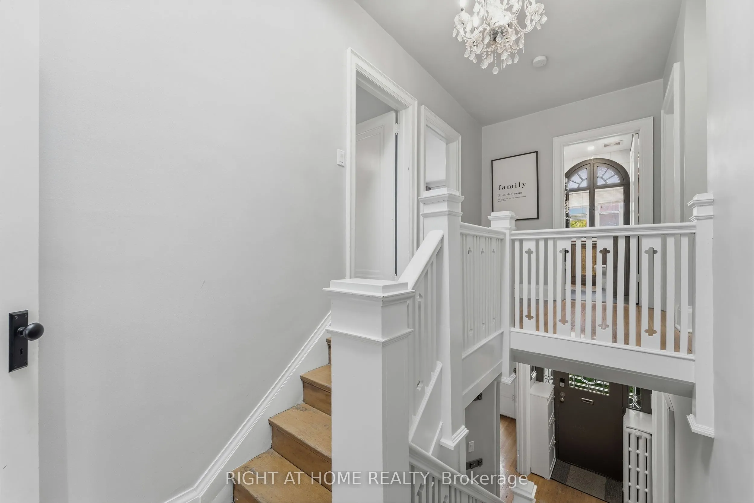 202 Dinnick Crescent