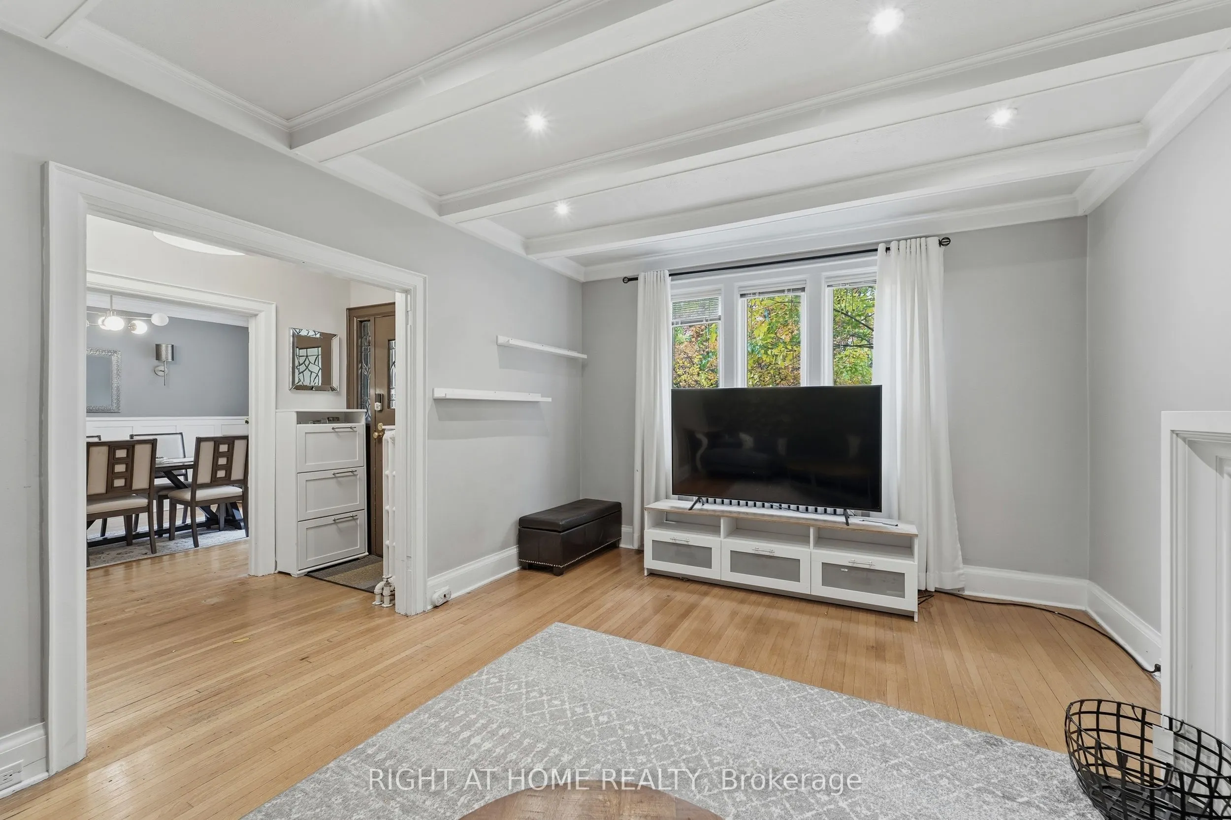 202 Dinnick Crescent