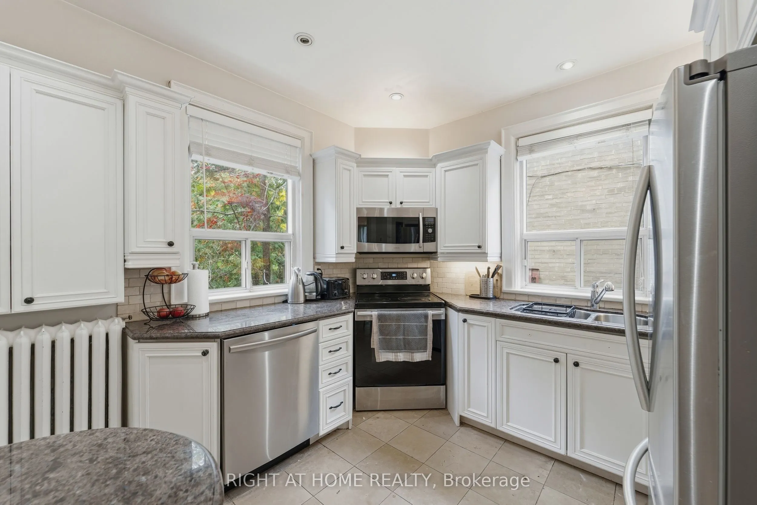 202 Dinnick Crescent