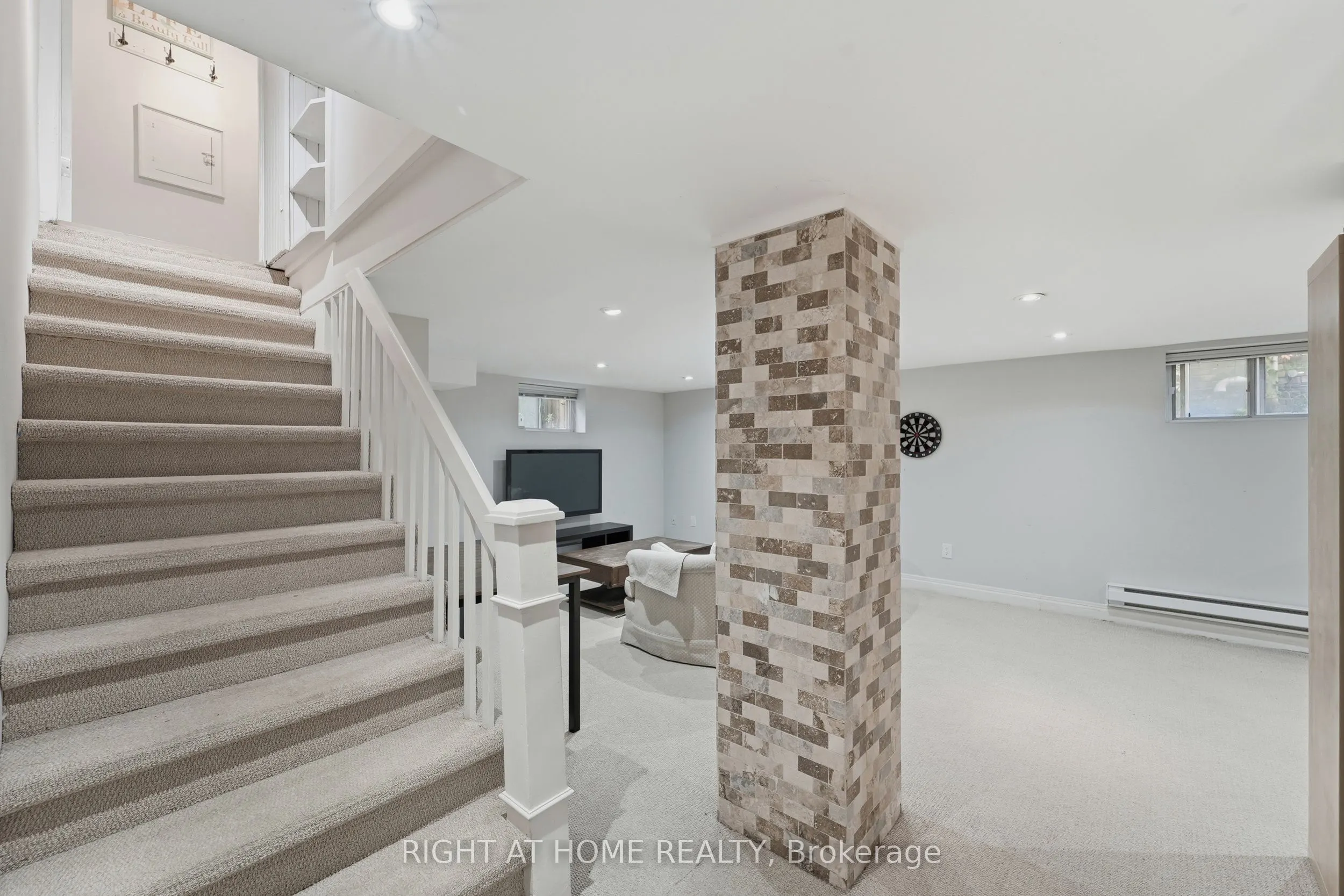 202 Dinnick Crescent