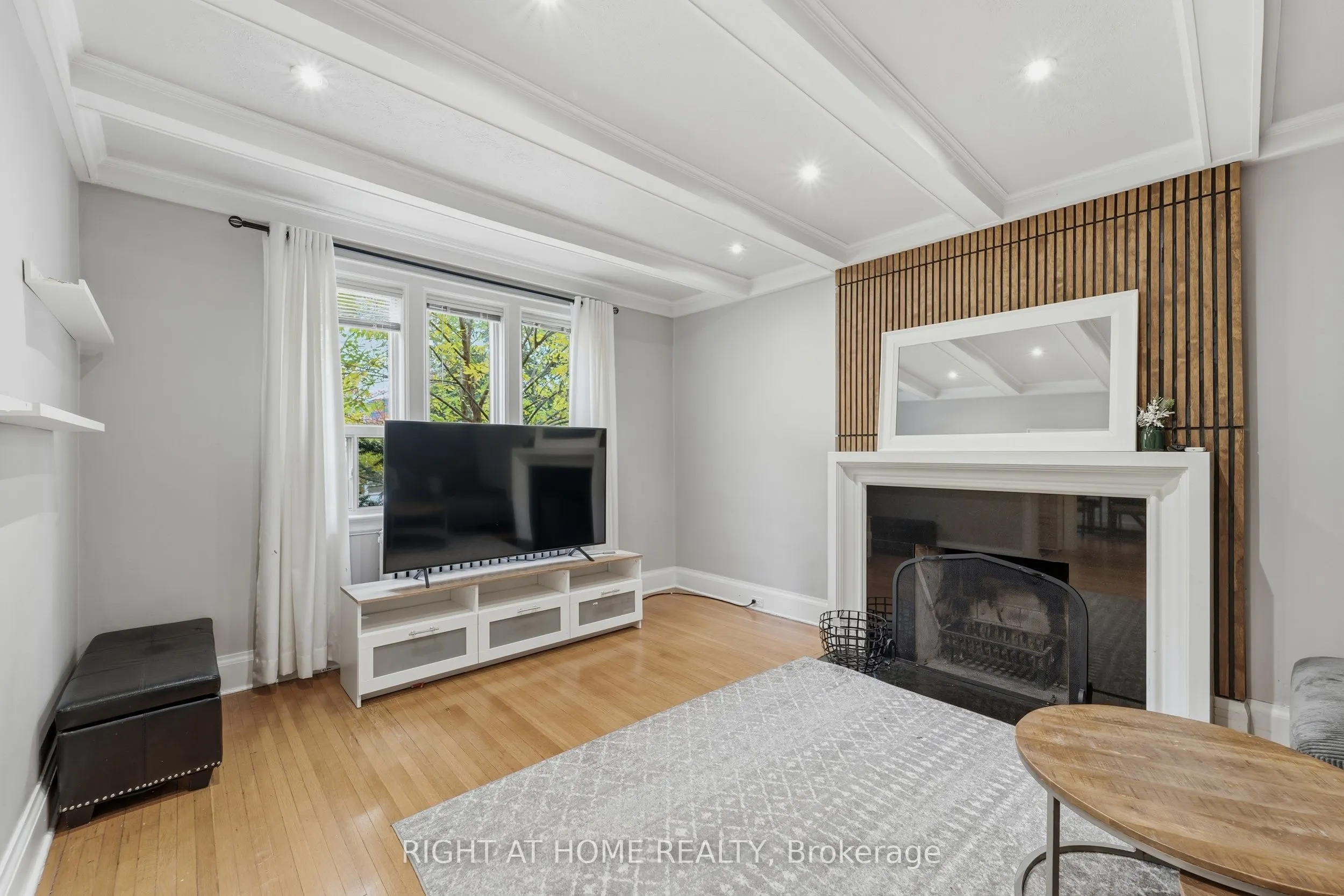 202 Dinnick Crescent