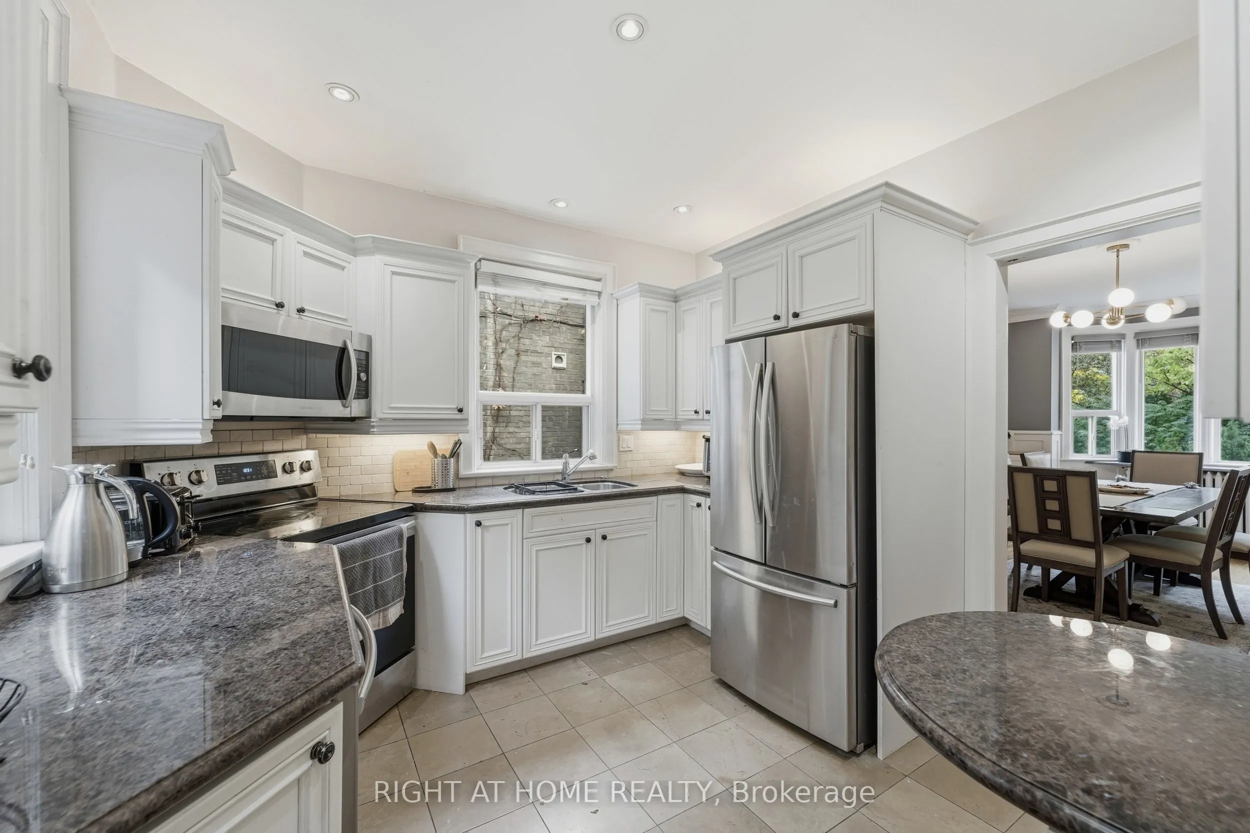 202 Dinnick Crescent