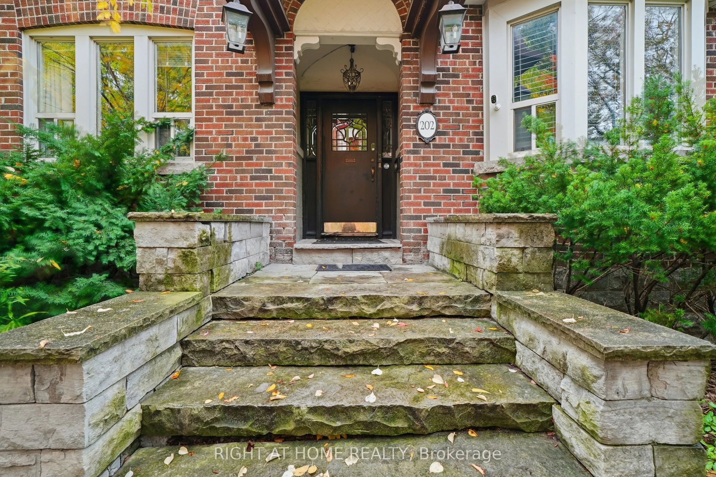 202 Dinnick Crescent