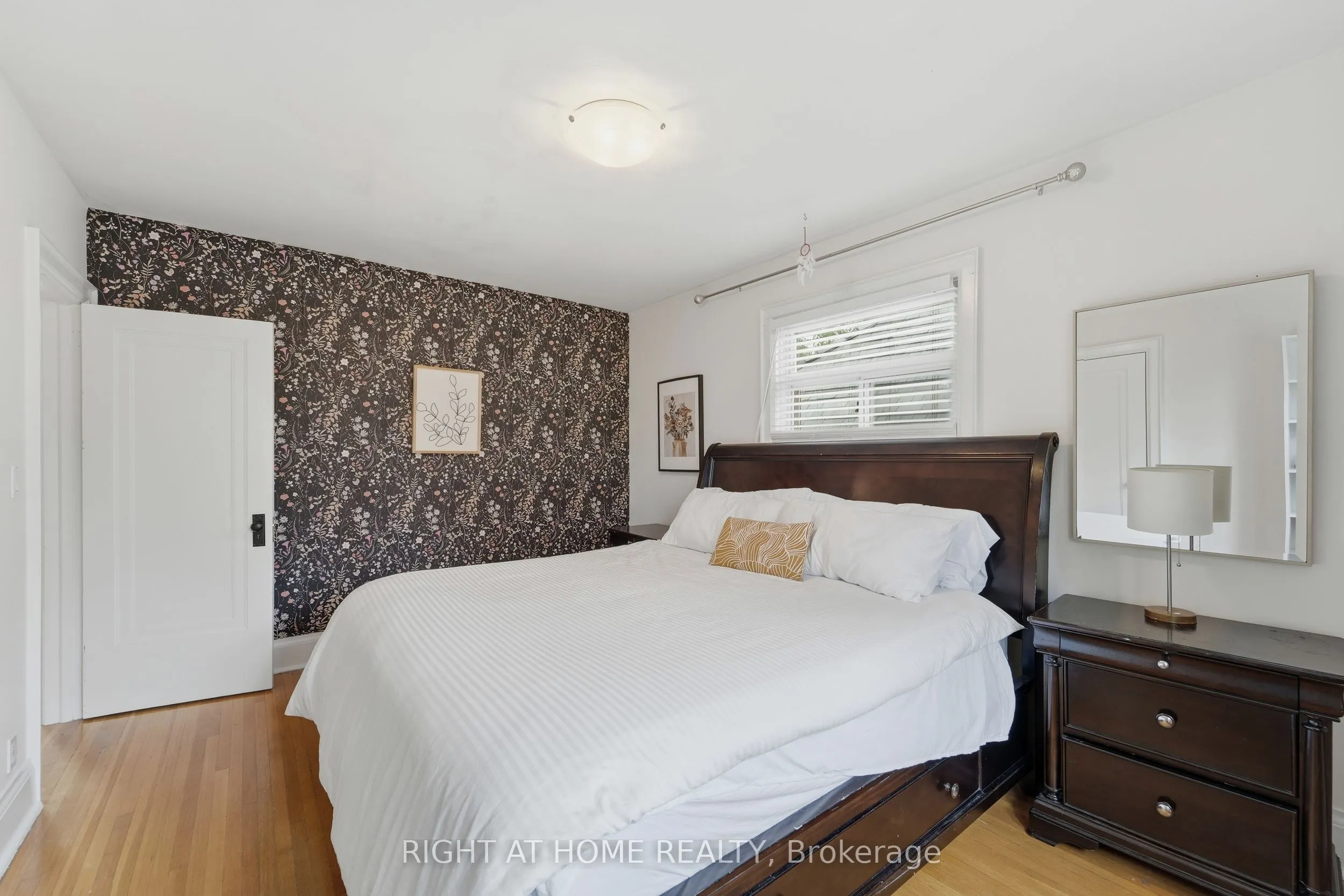 202 Dinnick Crescent