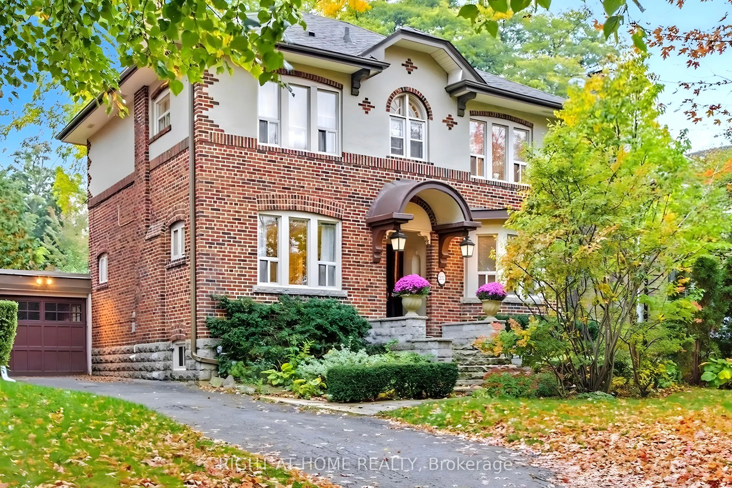 202 Dinnick Crescent
