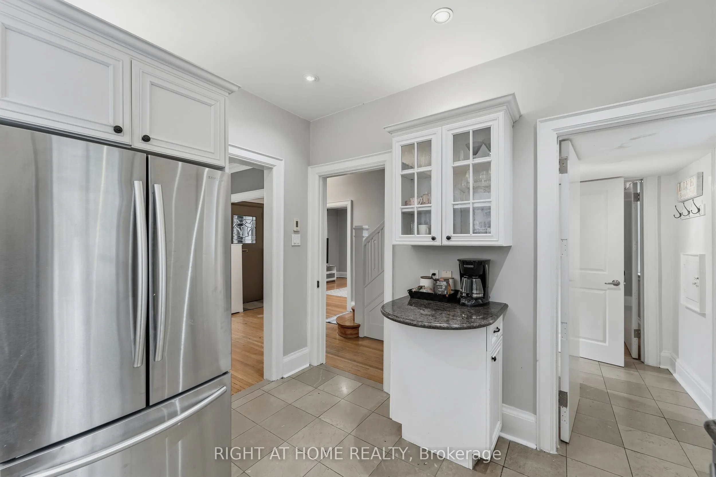 202 Dinnick Crescent