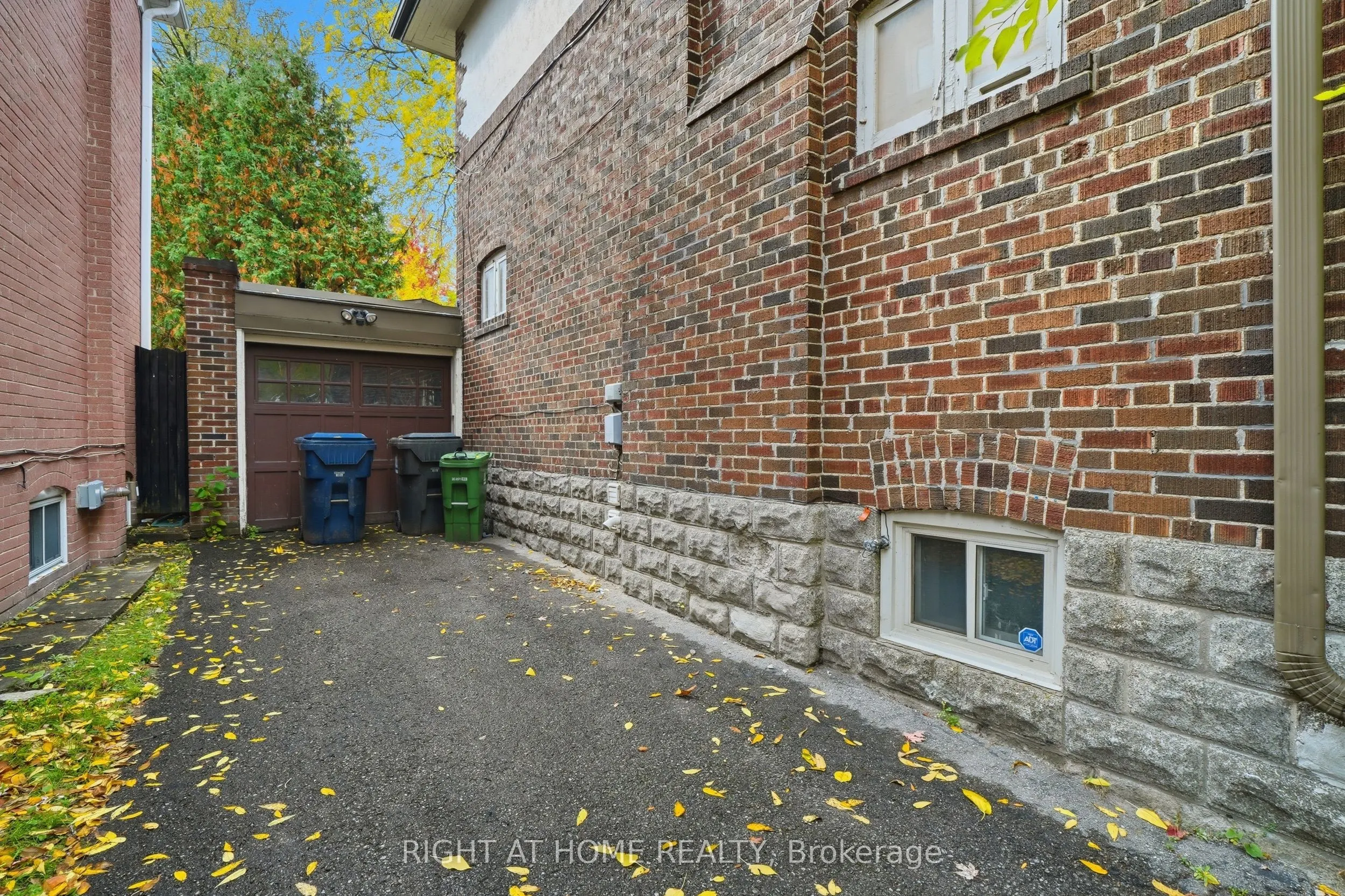 202 Dinnick Crescent
