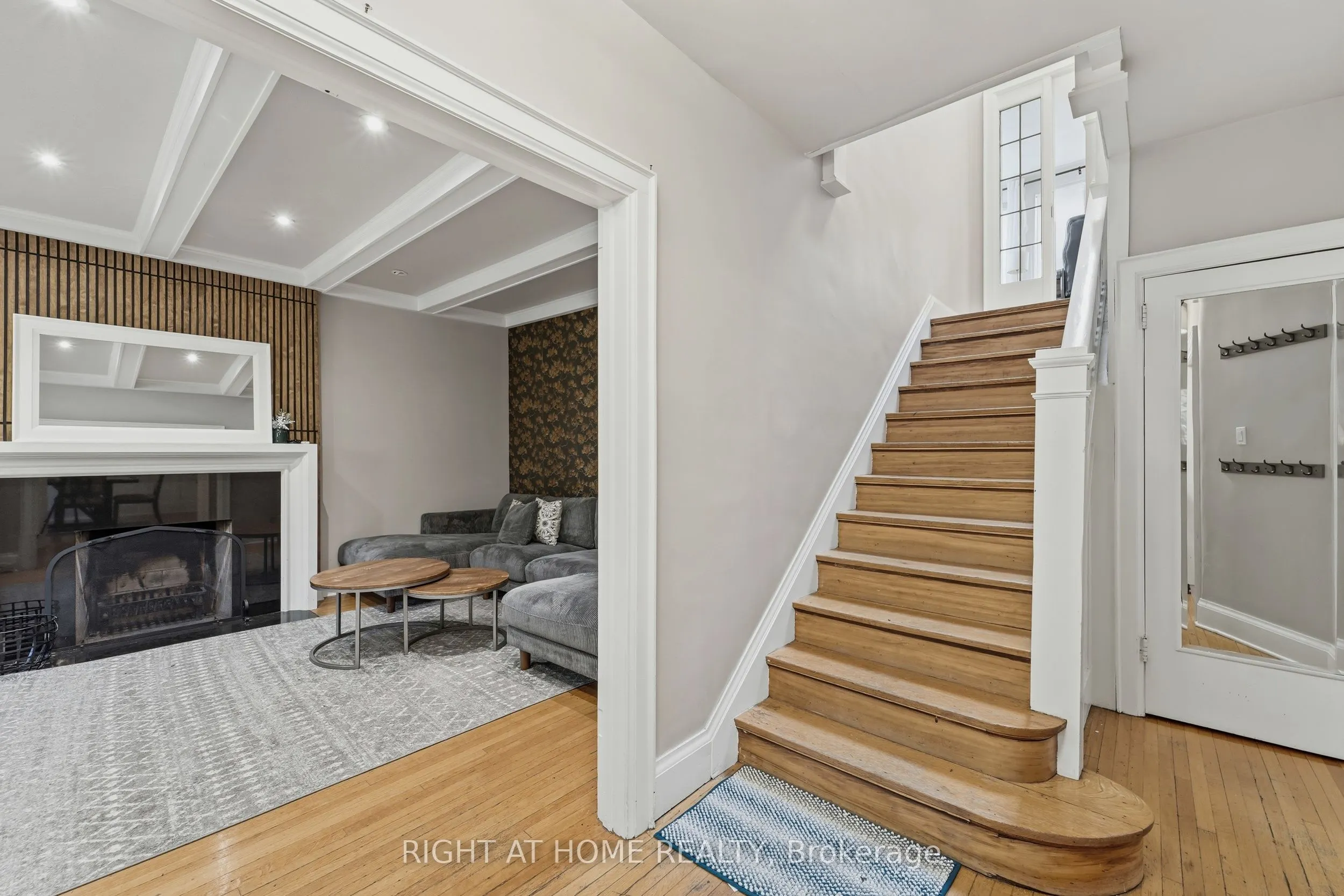 202 Dinnick Crescent