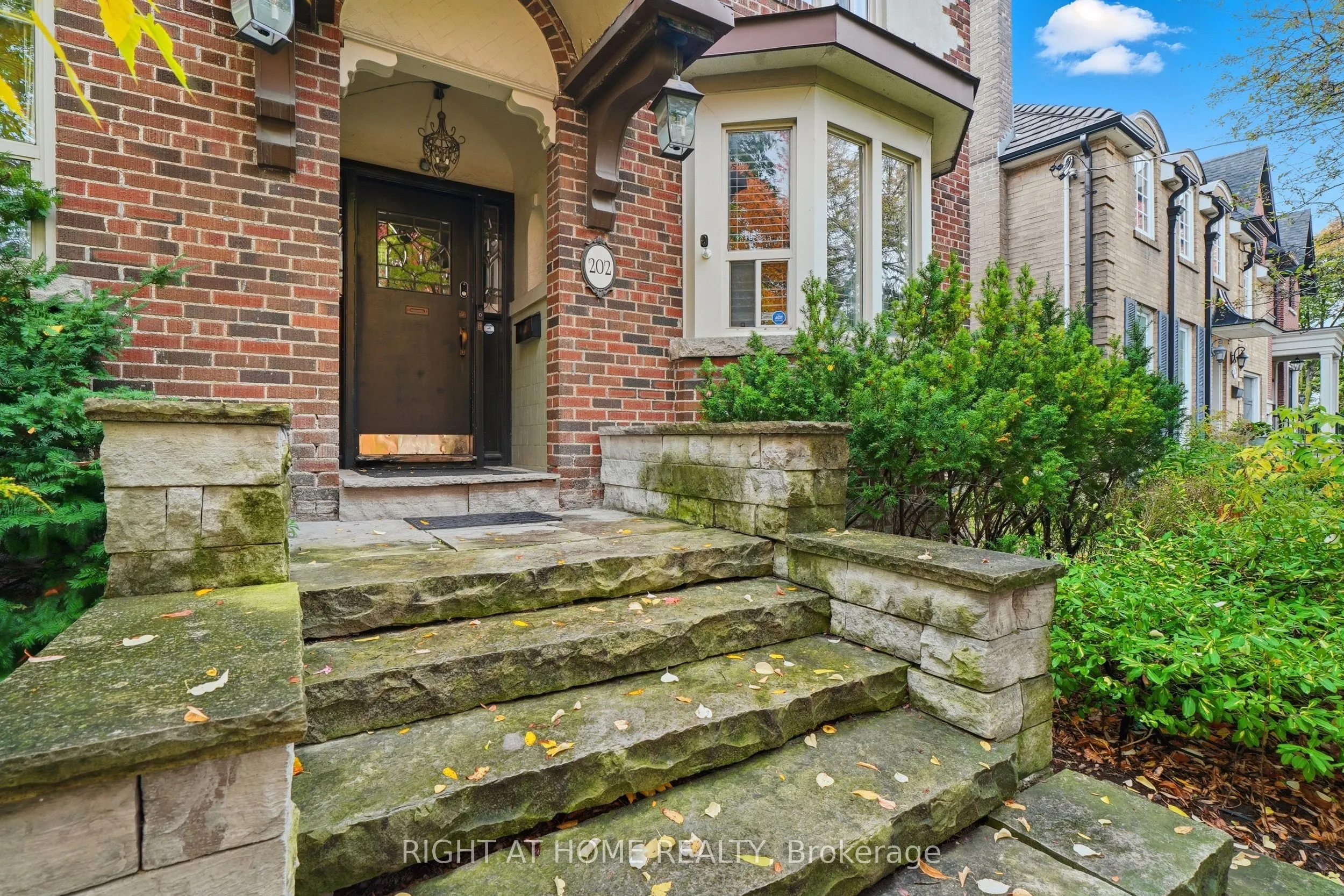 202 Dinnick Crescent