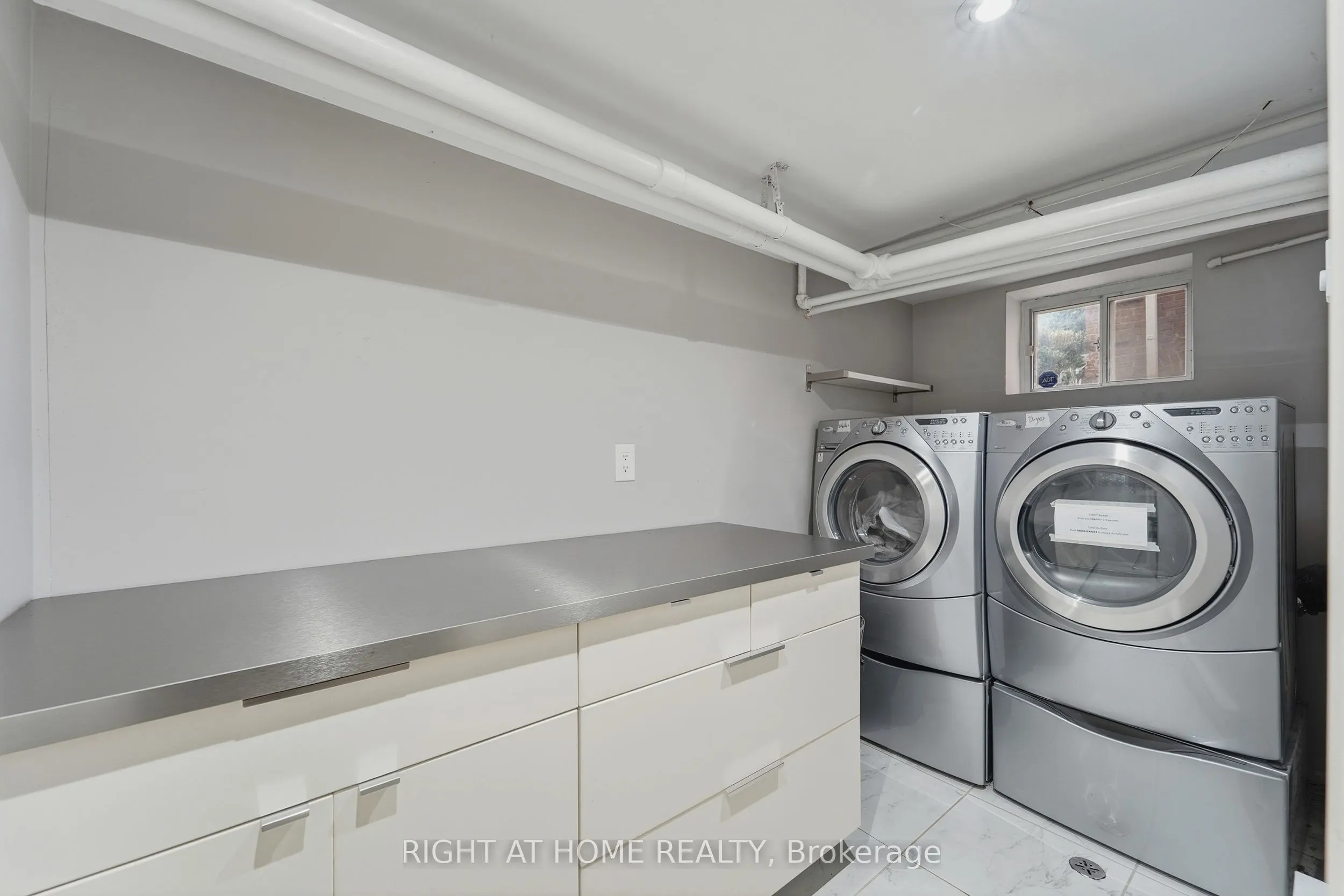 202 Dinnick Crescent