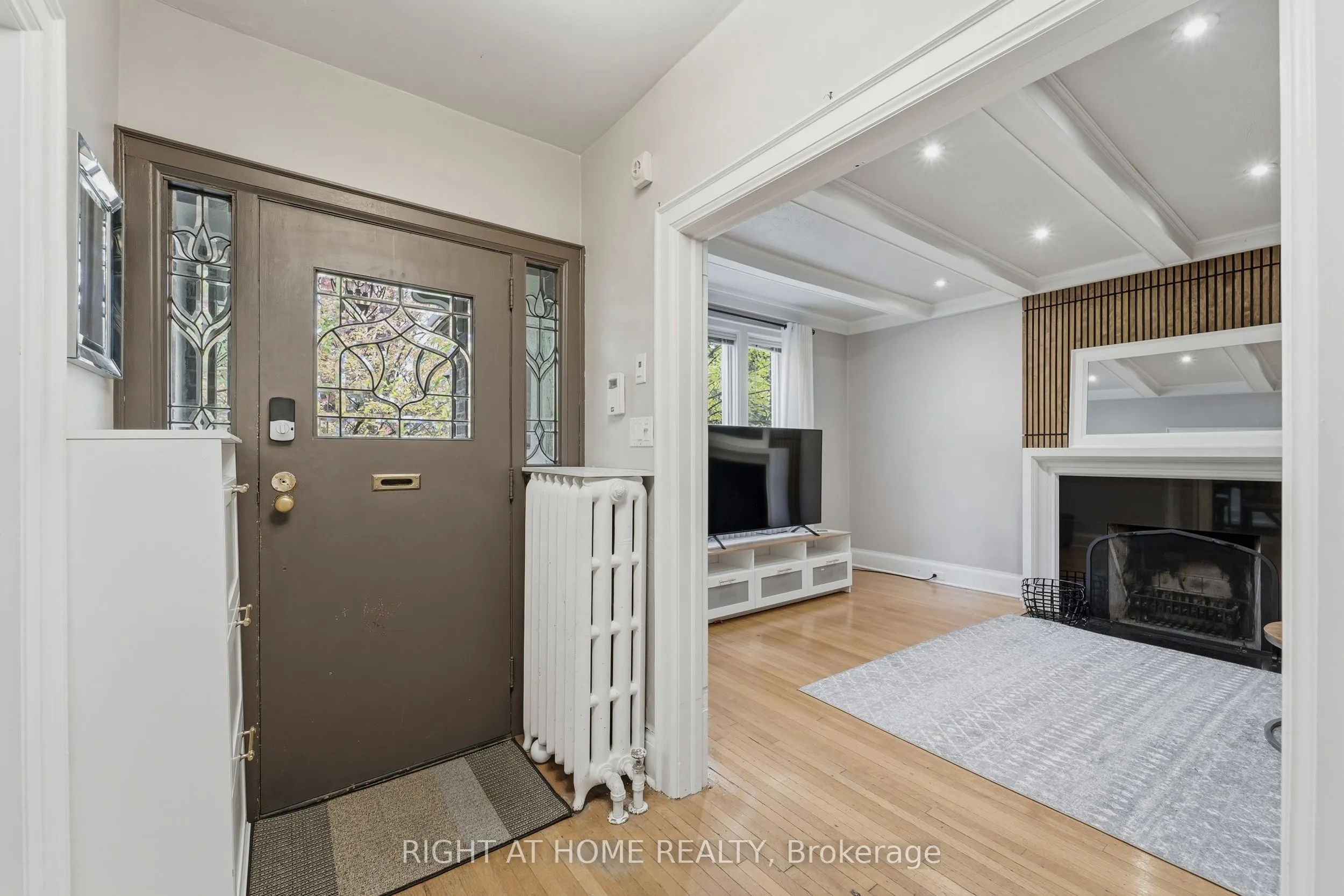 202 Dinnick Crescent