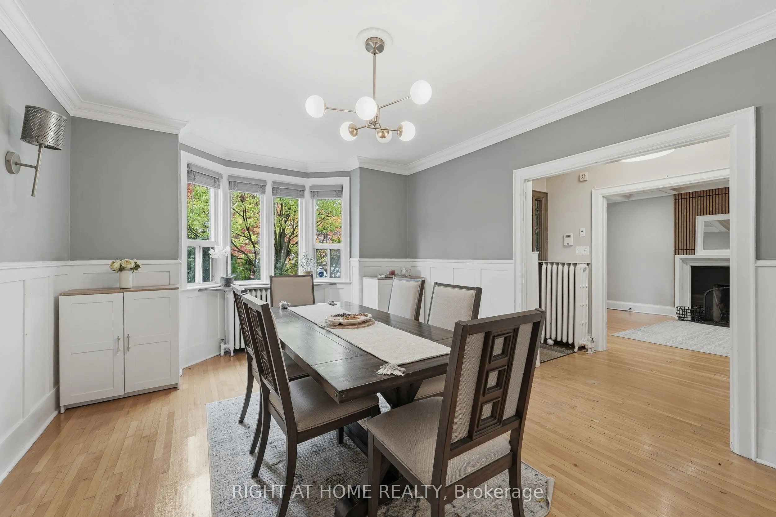 202 Dinnick Crescent