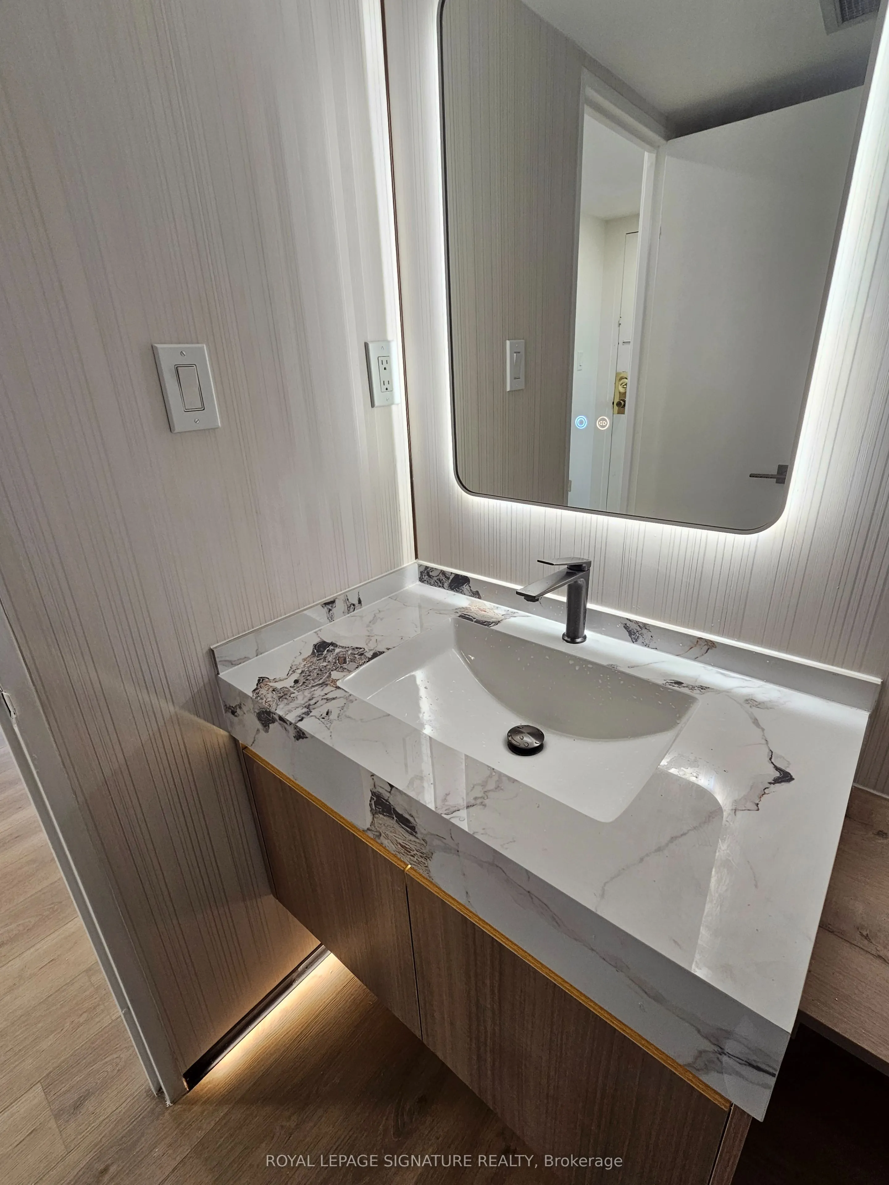 720 Spadina Avenue, #701