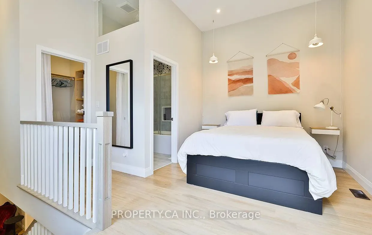 994 Dundas St W Unit 1 Street W, #1