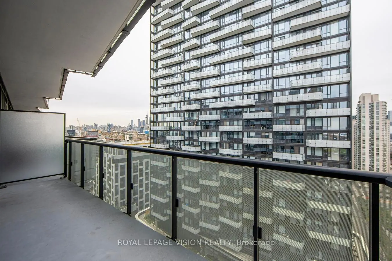 480 Front Street W, #1913