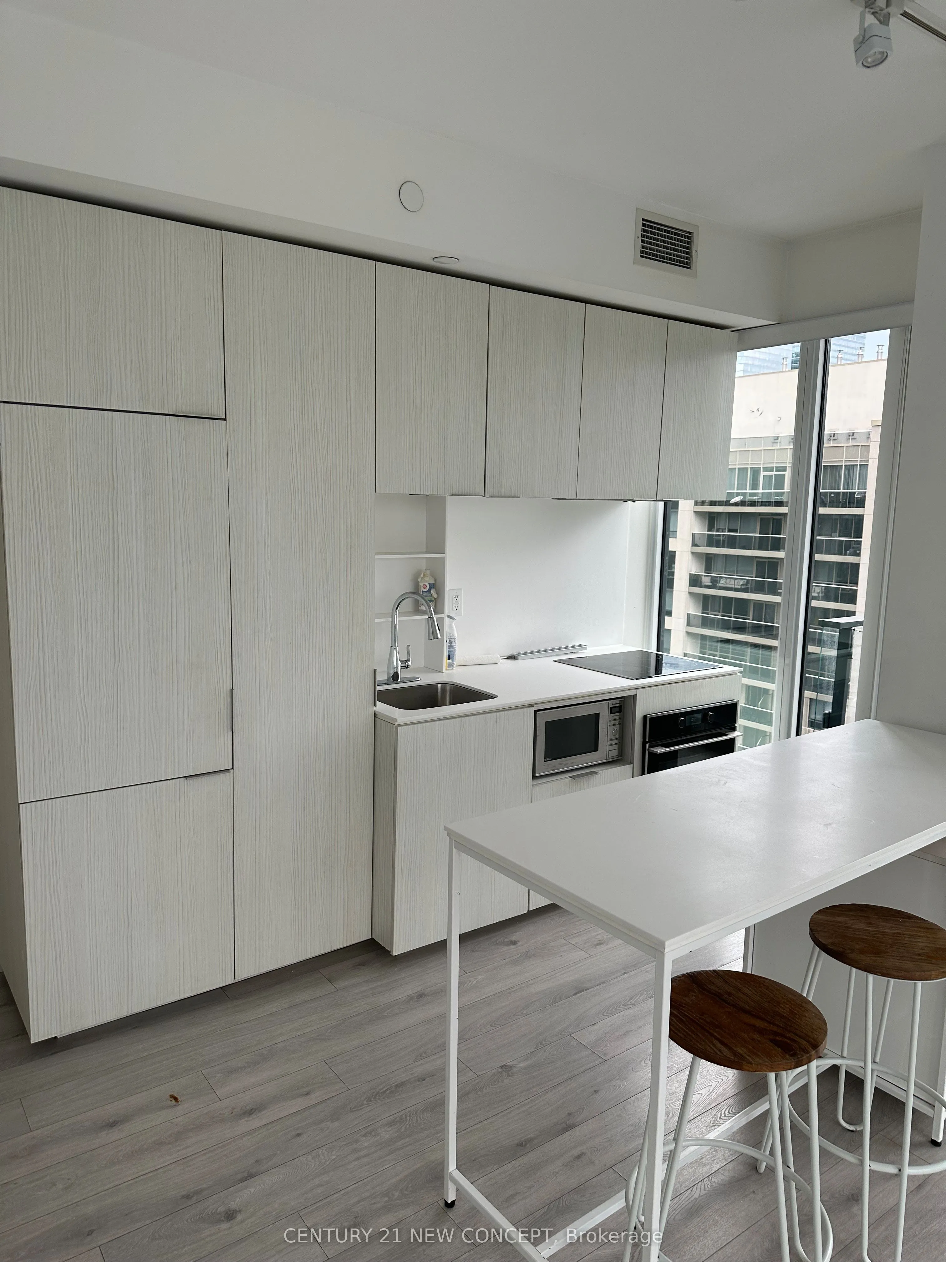 77 Shuter St. Street, #2913