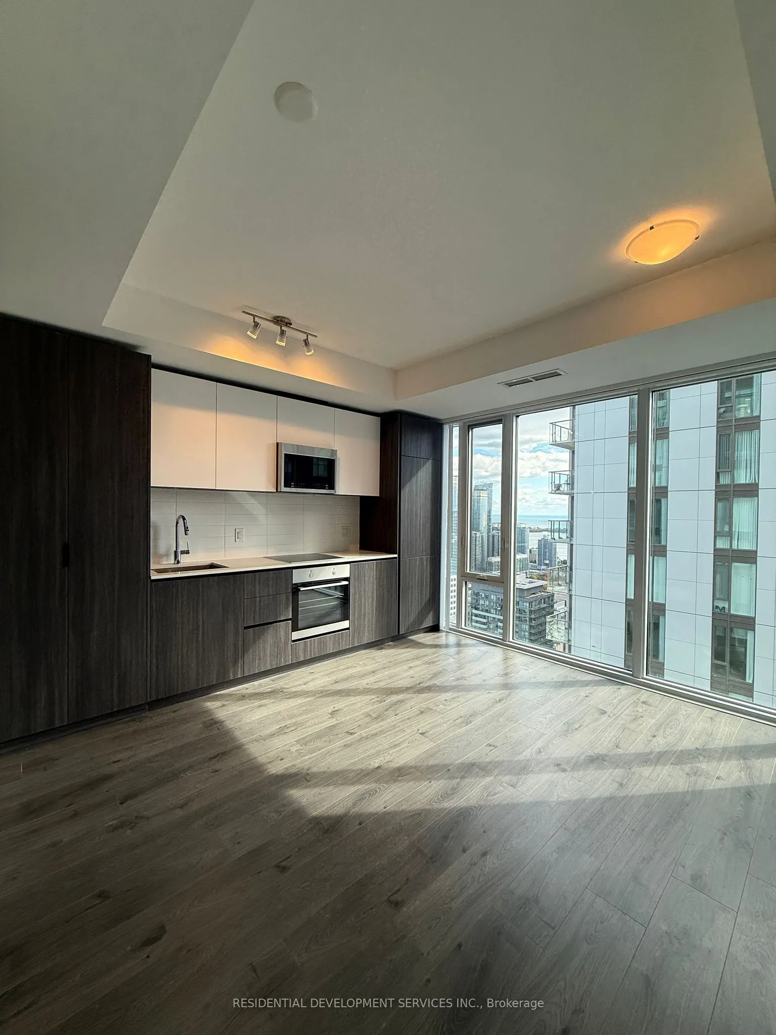 28 Widmer Street, #4921