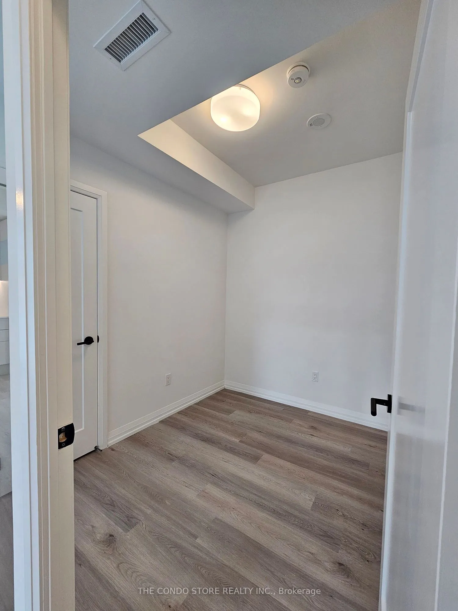 280 Dundas Street W, #1405