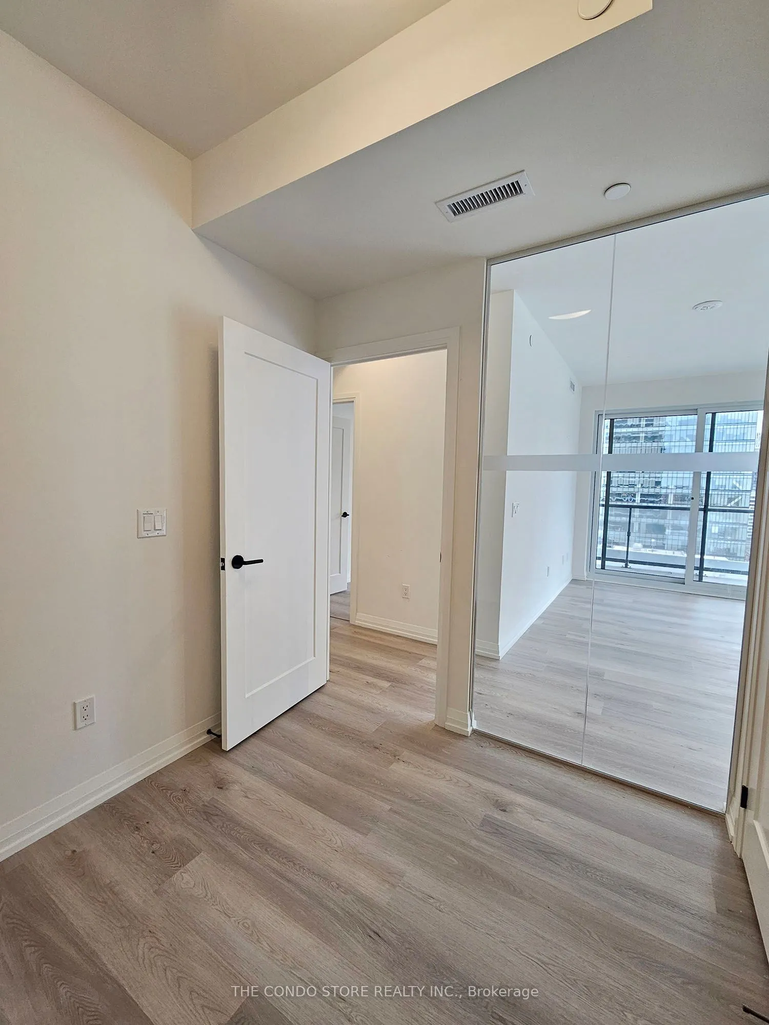 280 Dundas Street W, #1405