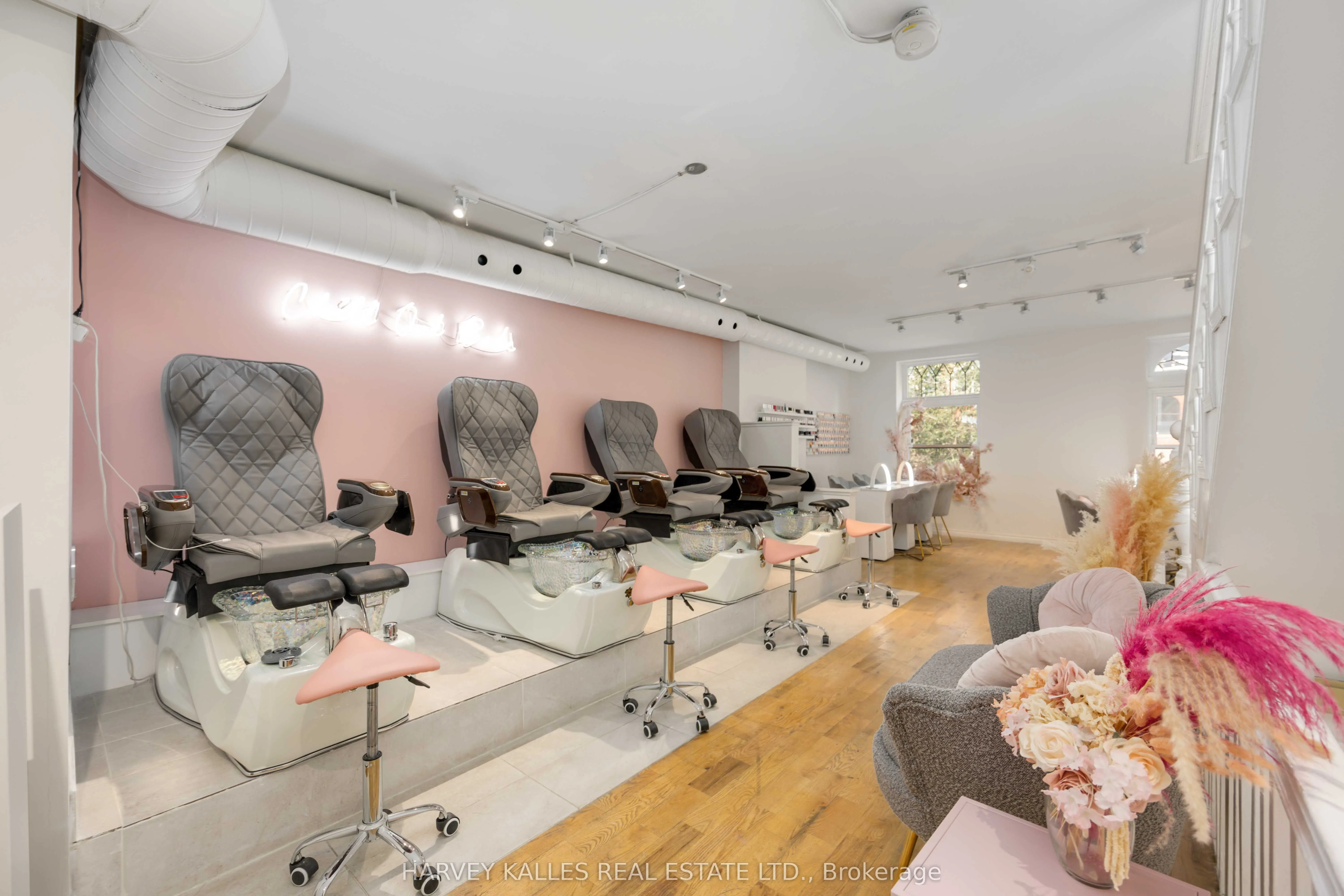 617 King Street W