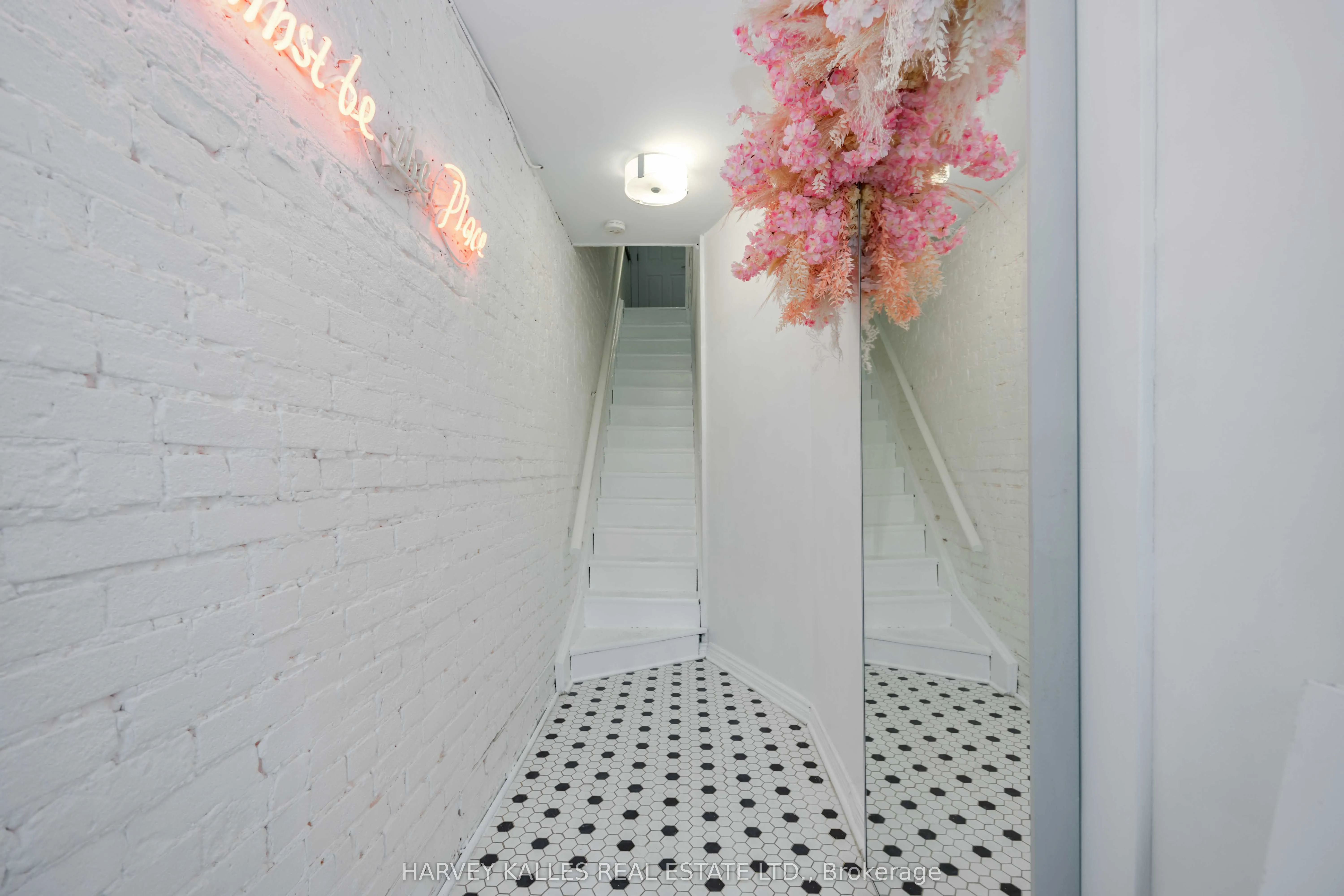 617 King Street W