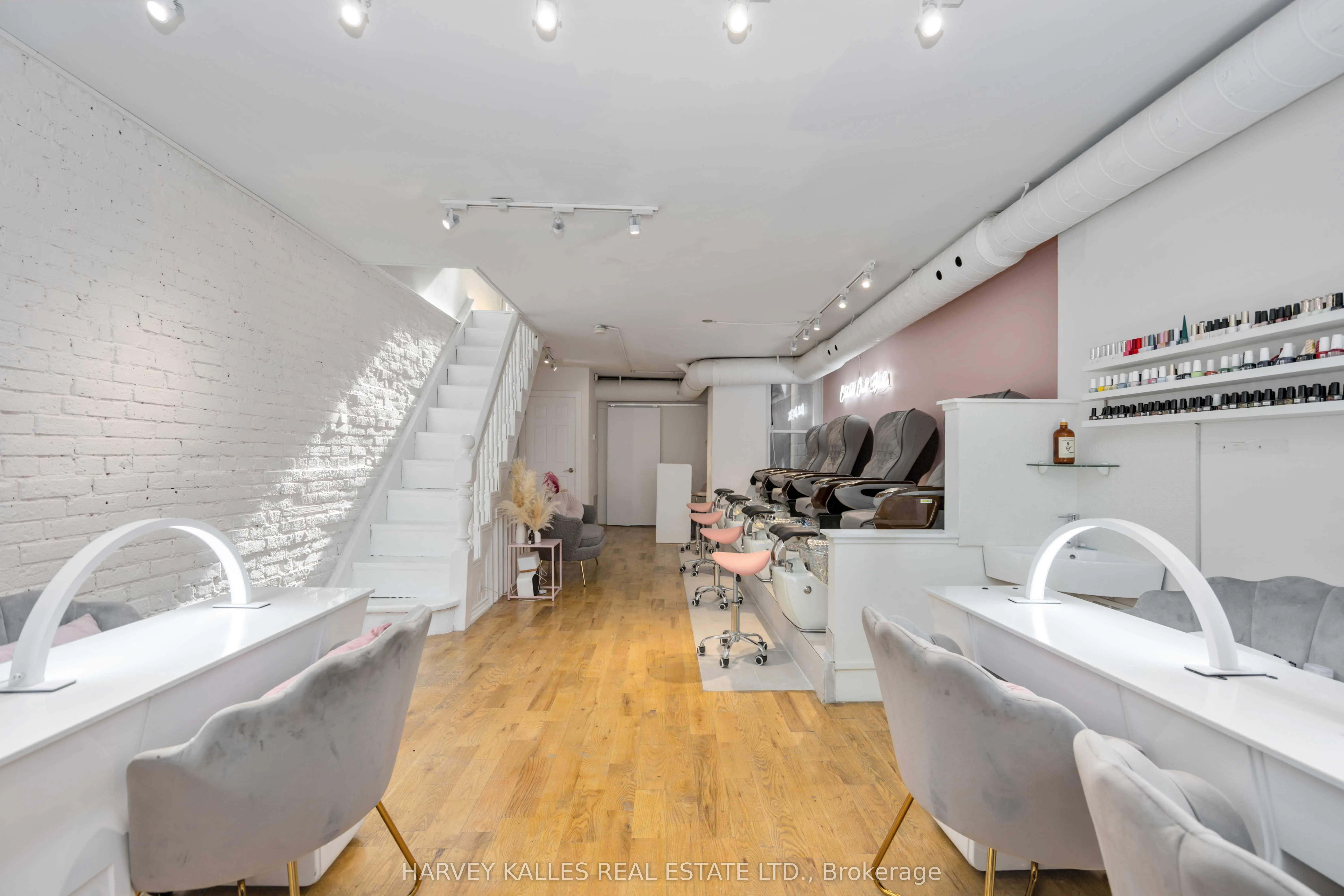 617 King Street W