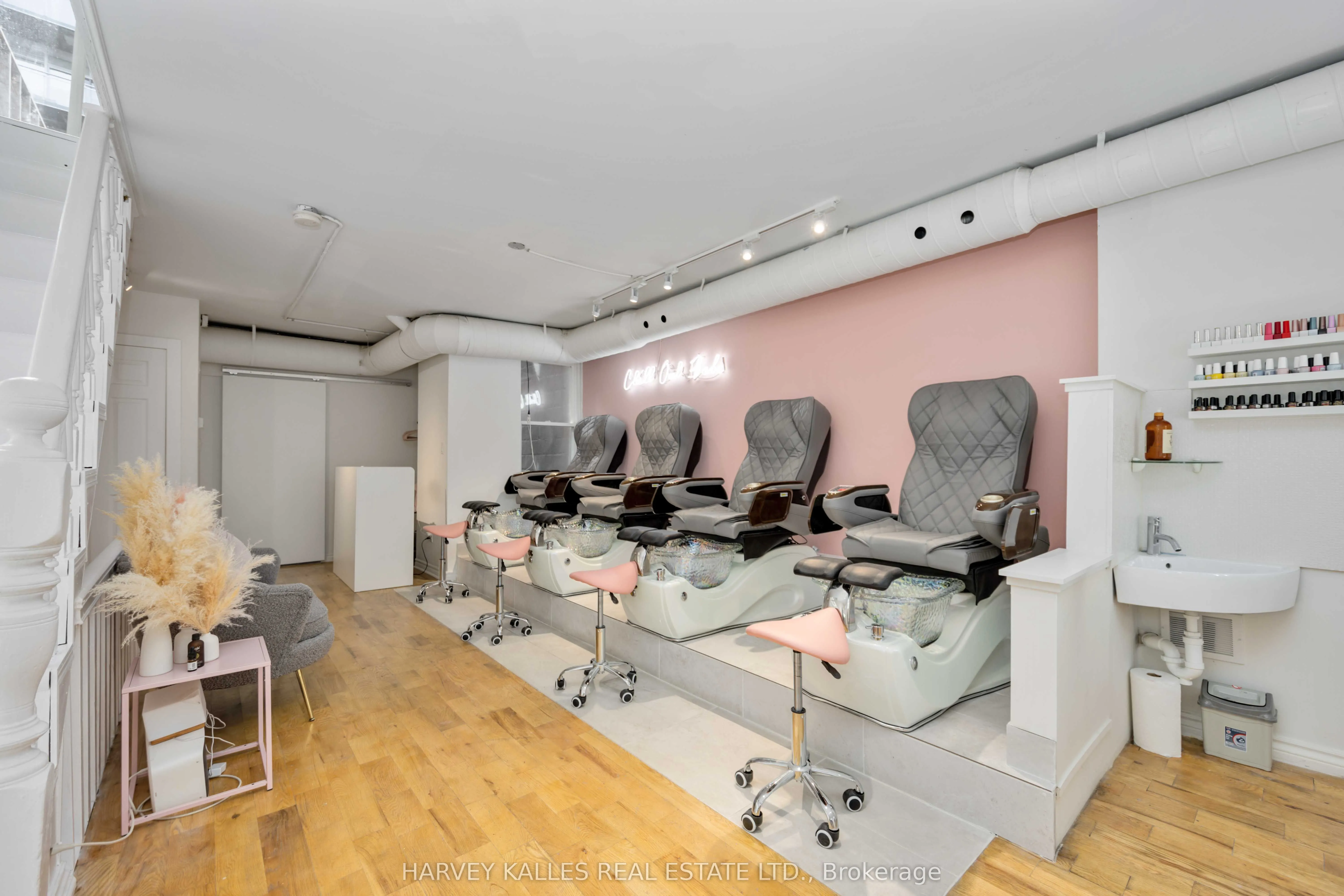617 King Street W