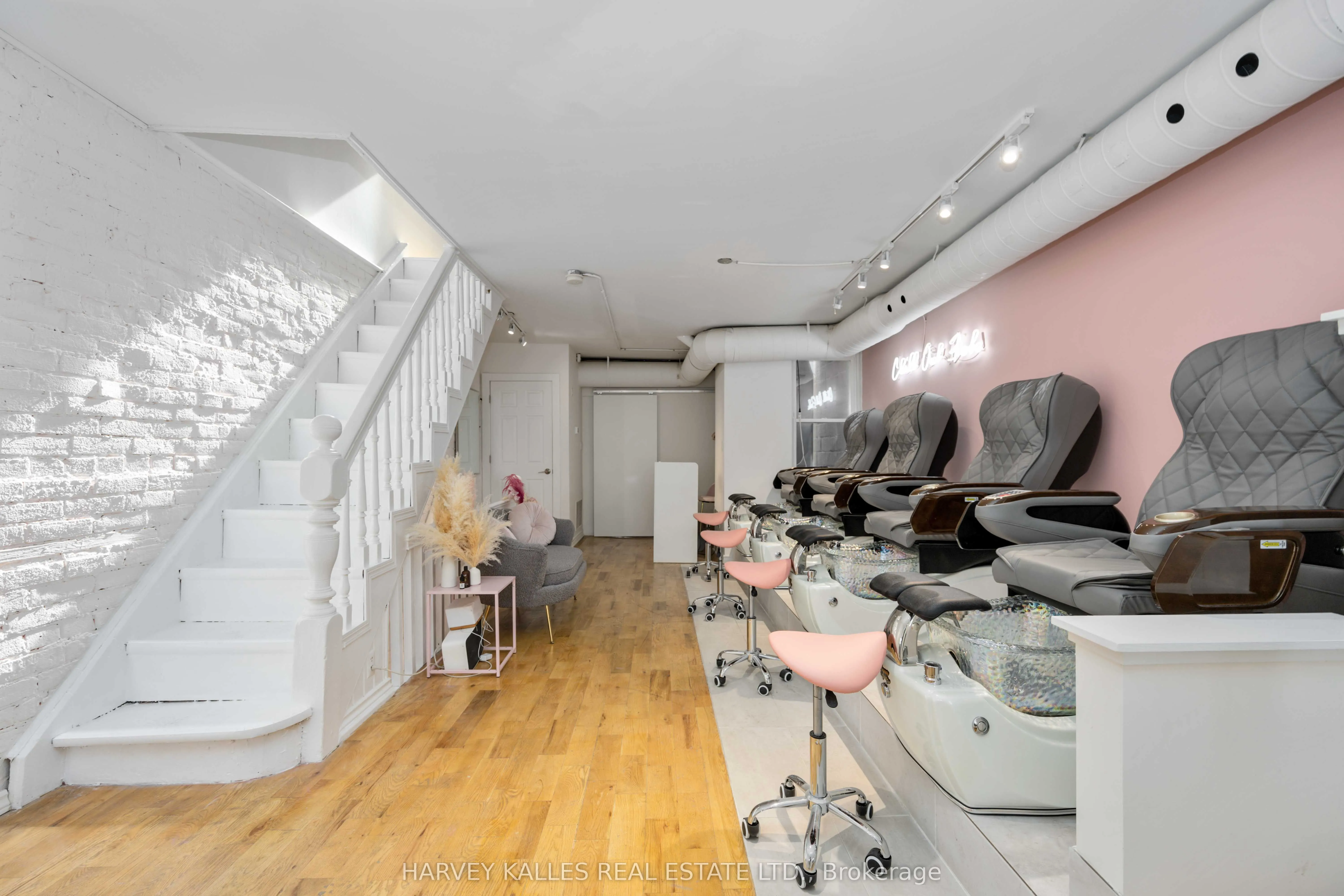 617 King Street W