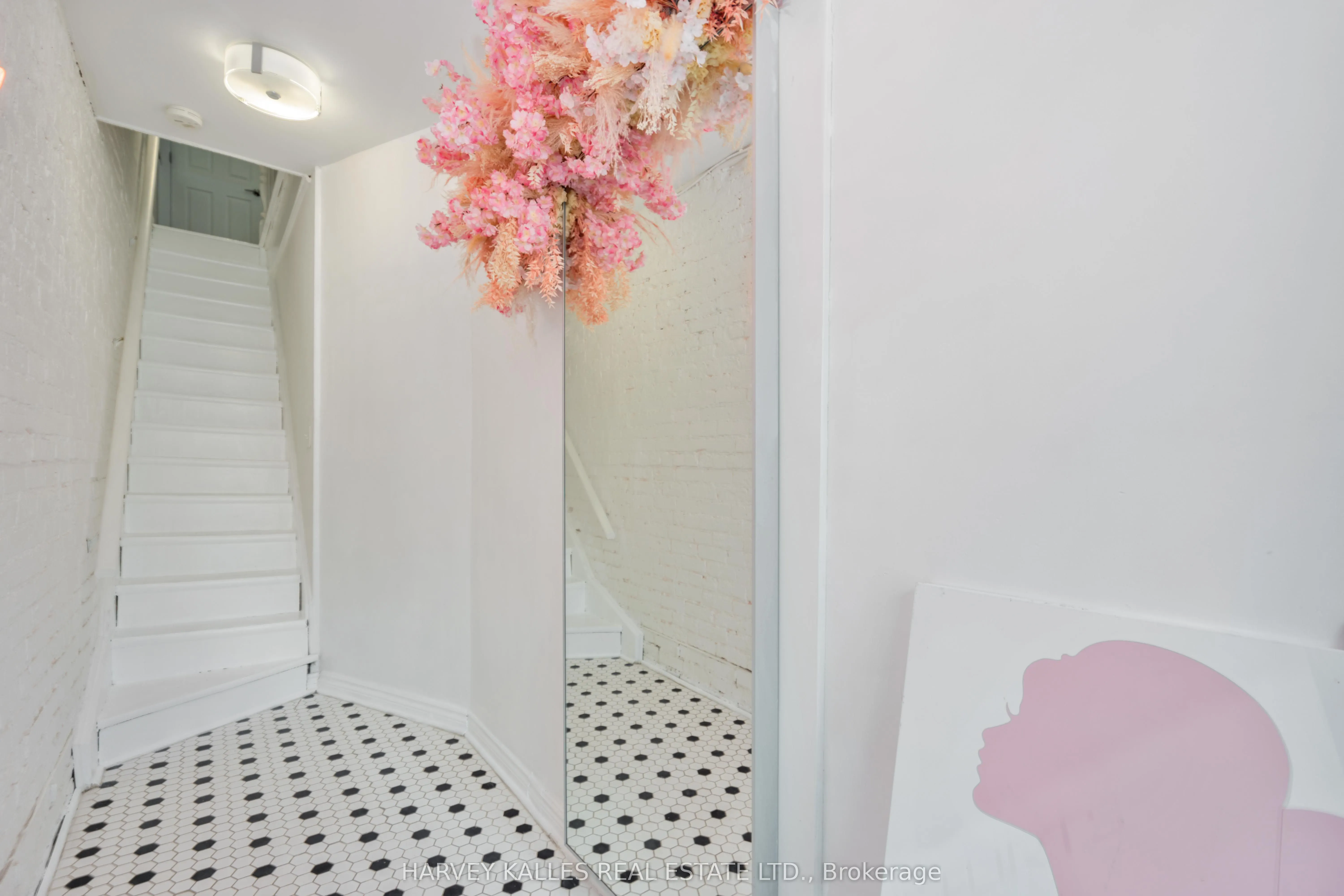 617 King Street W