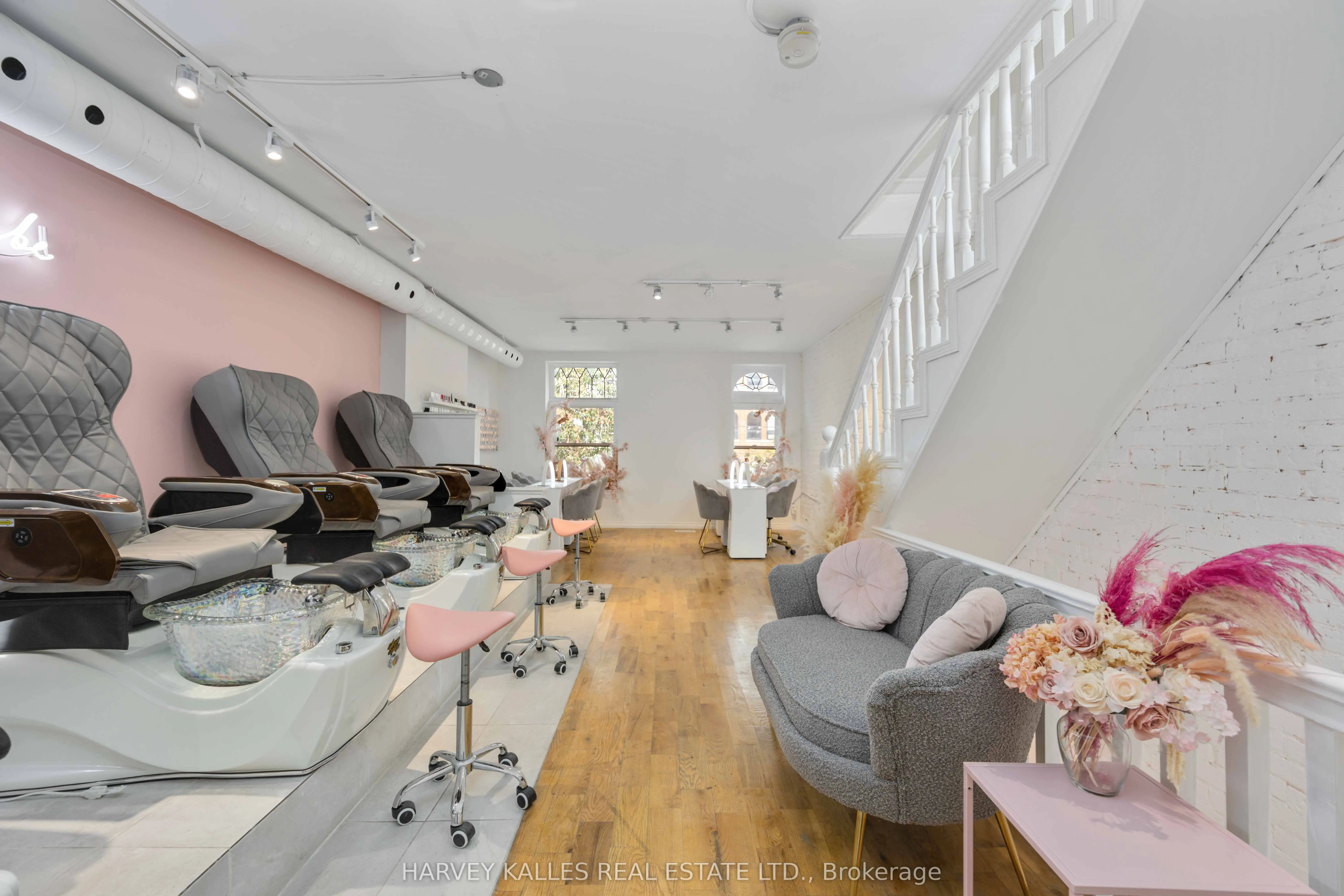 617 King Street W
