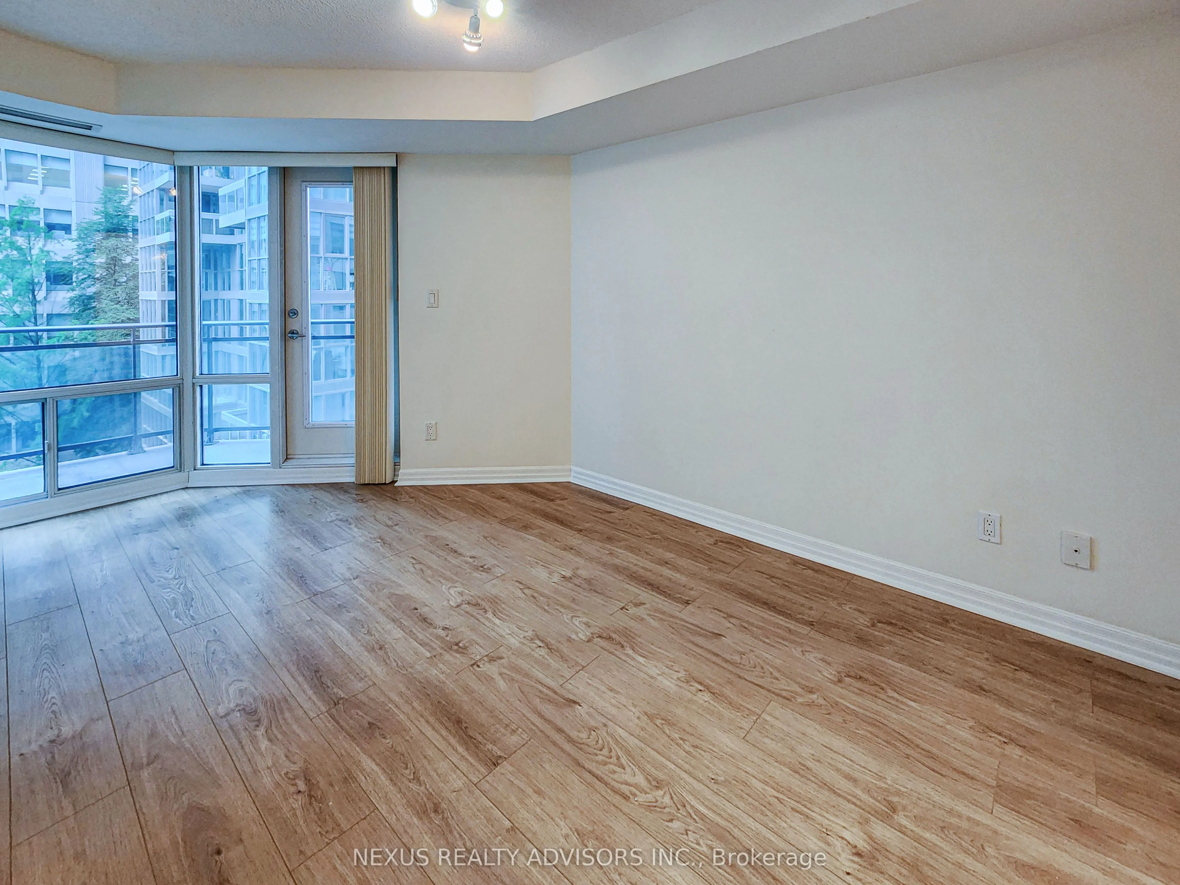 300 Bloor Street E, #909