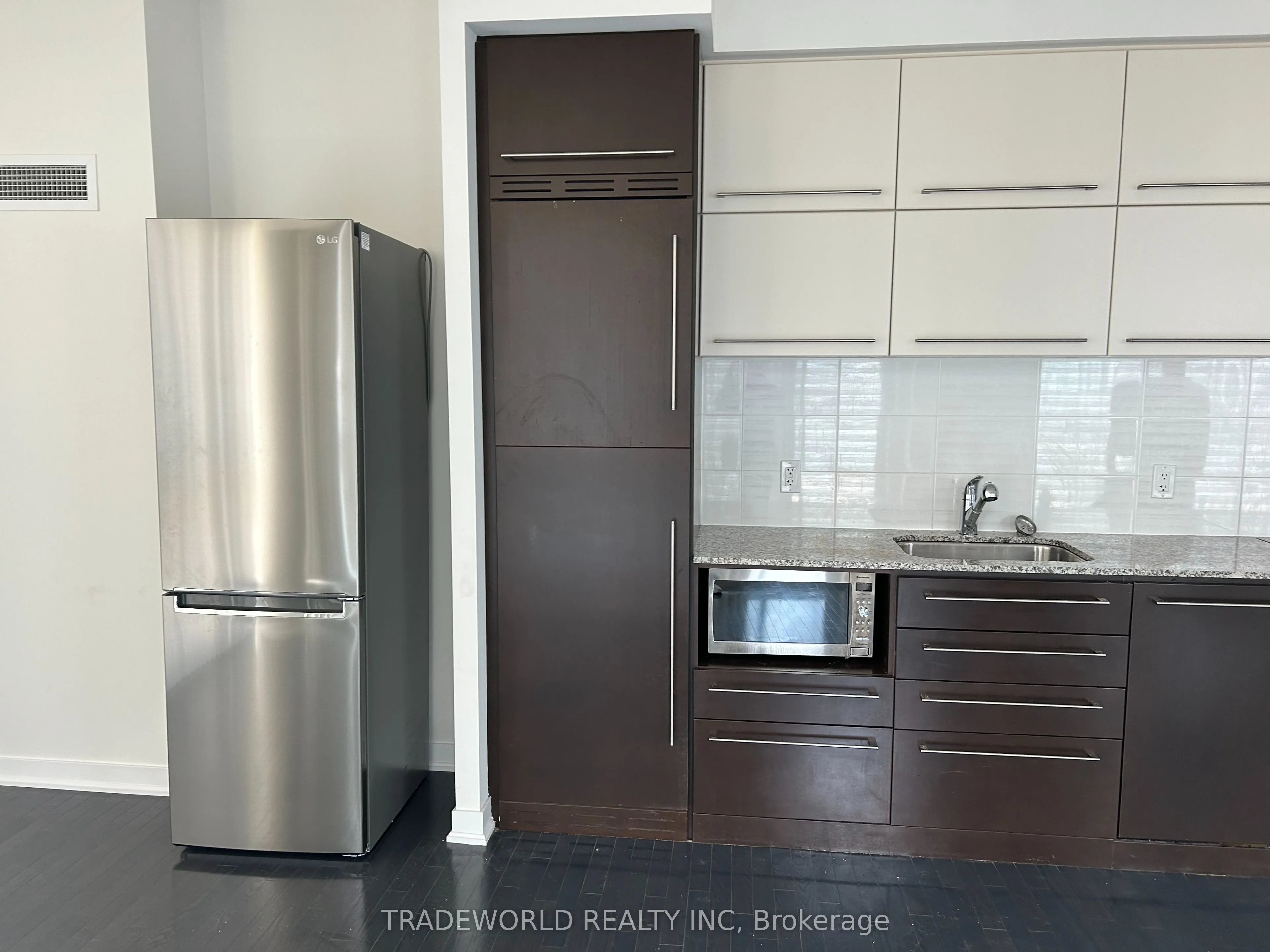 770 Bay Street, #901