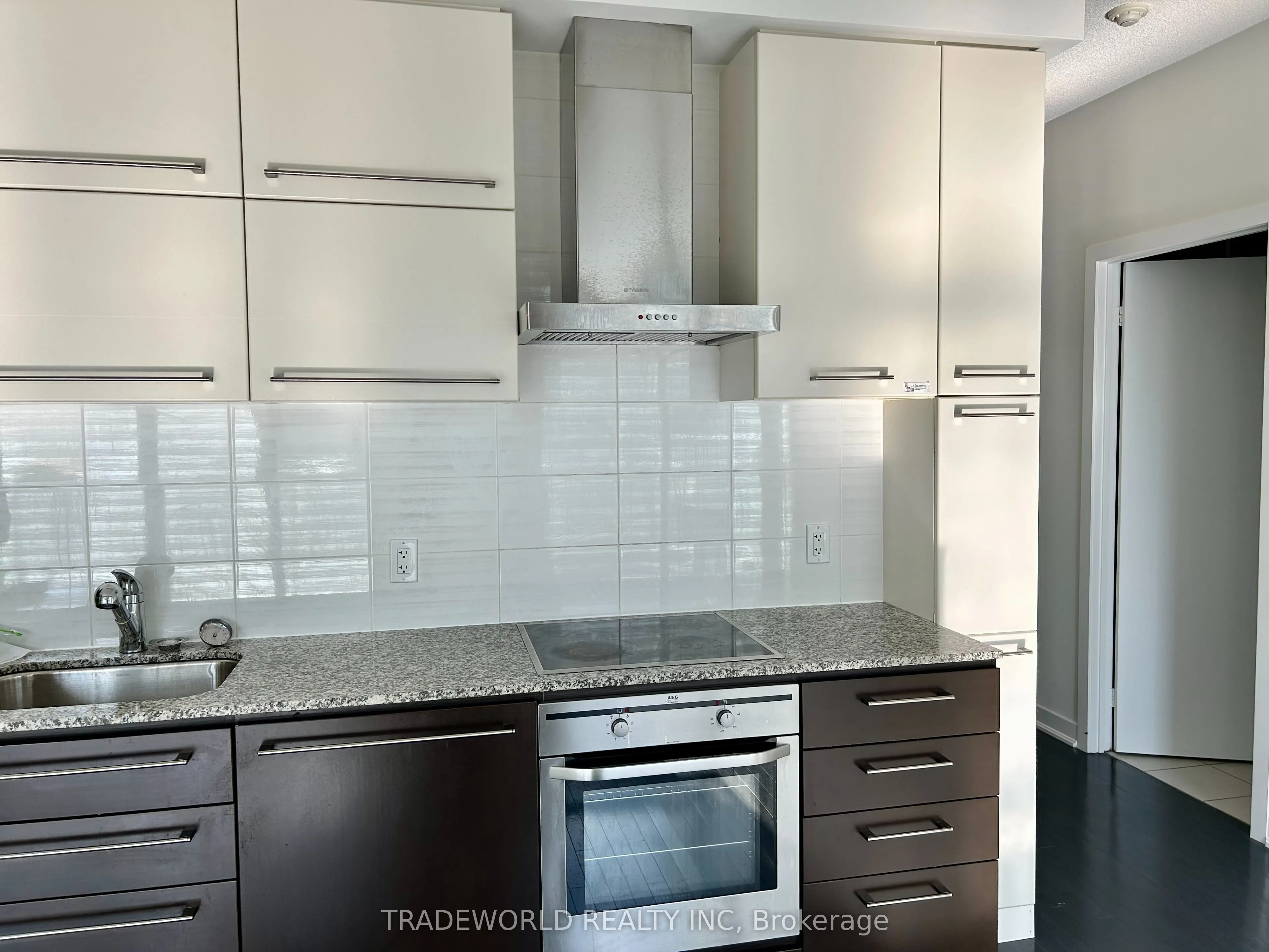 770 Bay Street, #901