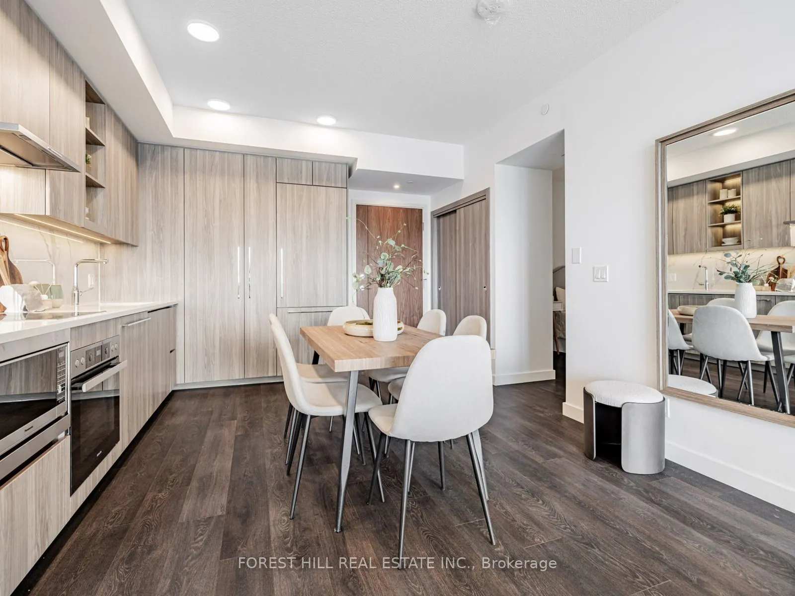 27 Mcmahon Drive, #2706