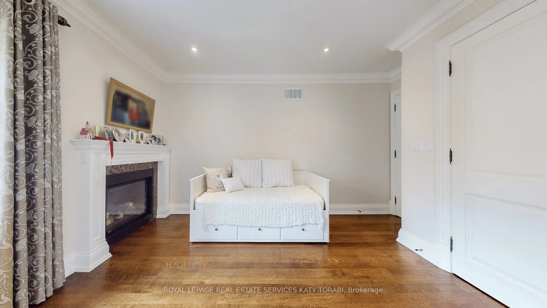 1B Carluke Crescent