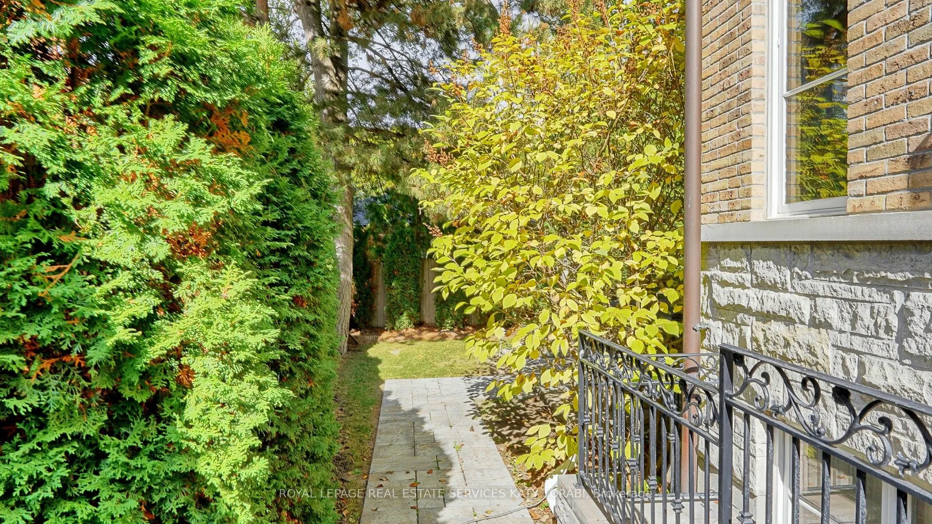 1B Carluke Crescent