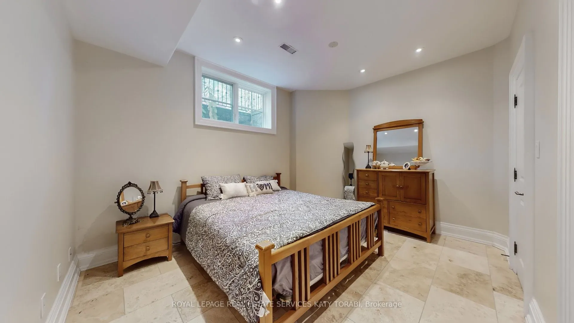 1B Carluke Crescent