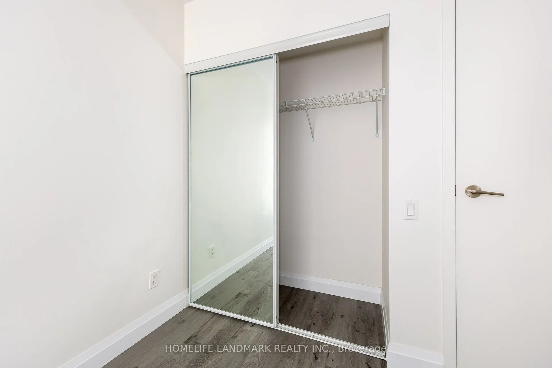 68 Shuter Street, #910