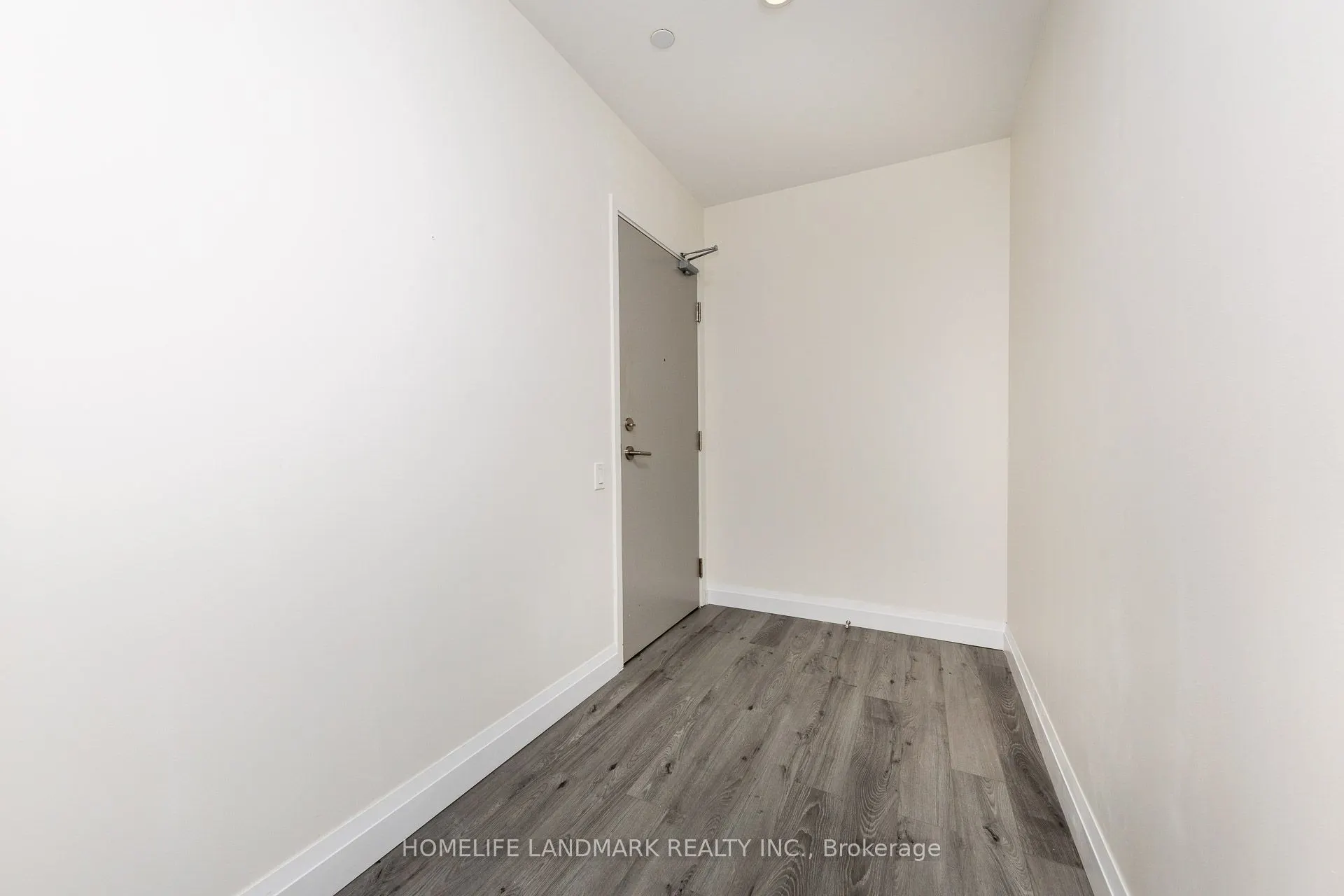 68 Shuter Street, #910