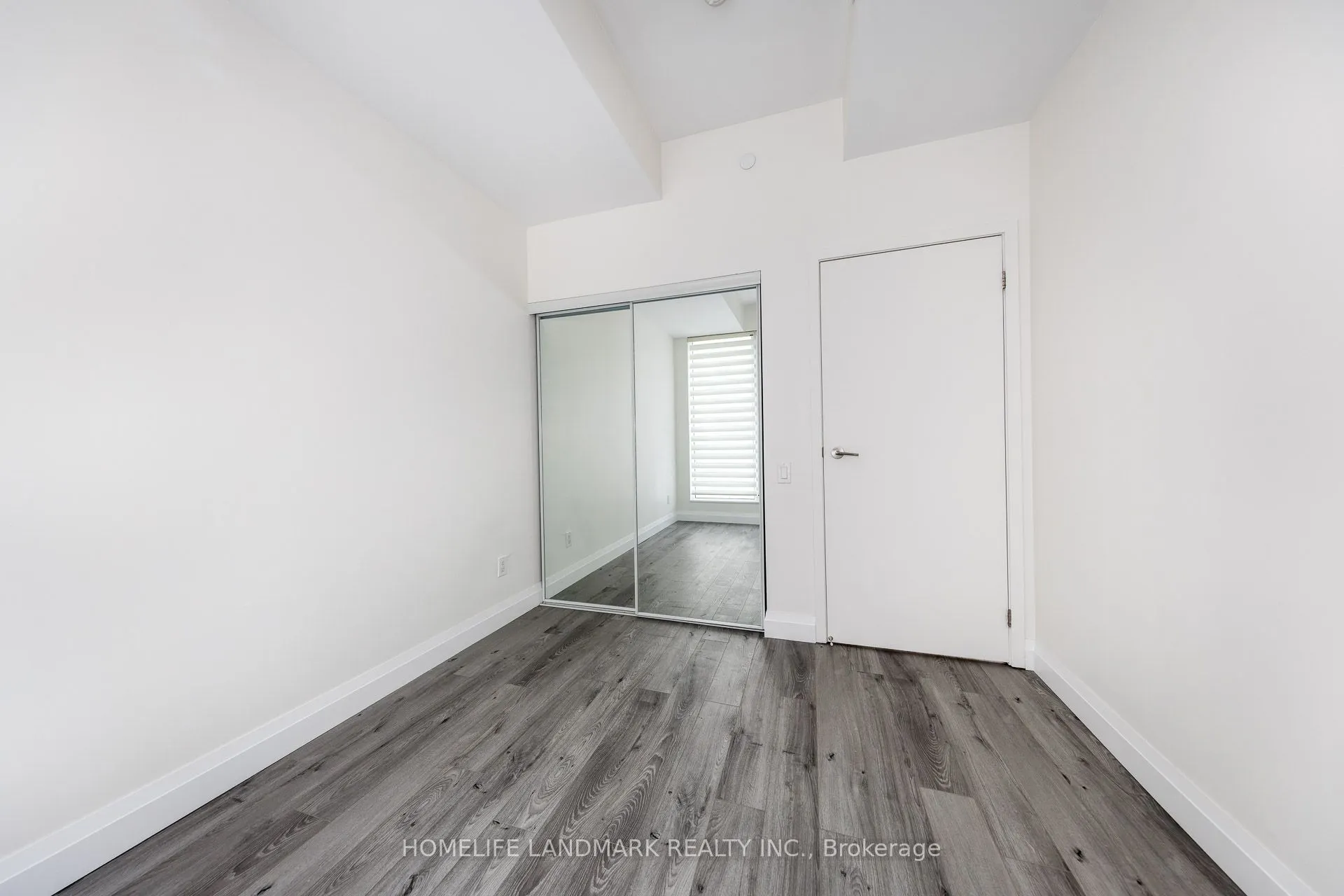 68 Shuter Street, #910