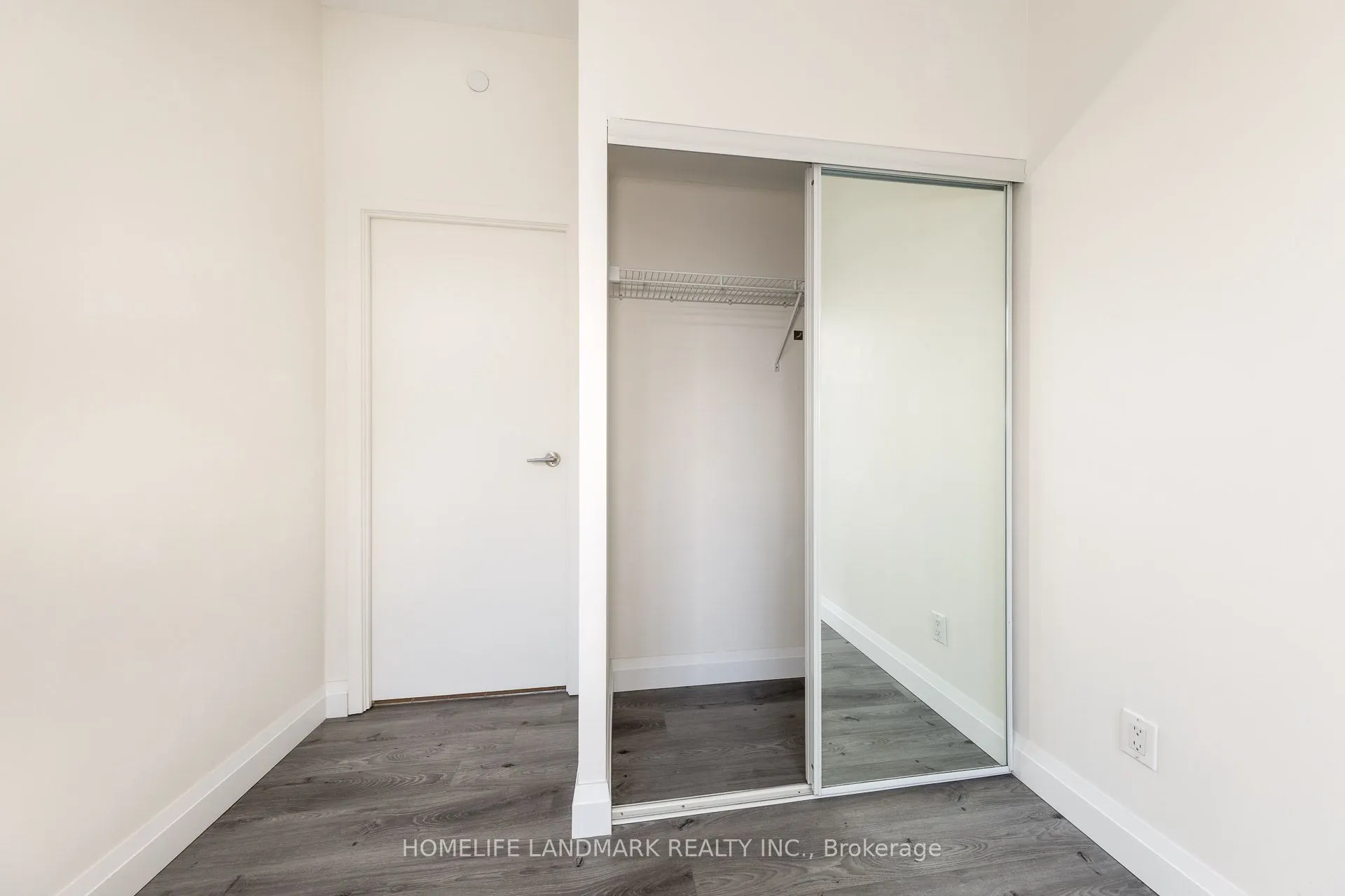 68 Shuter Street, #910
