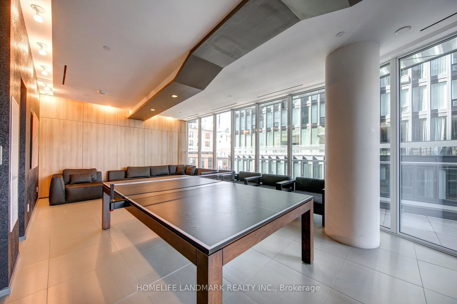 68 Shuter Street, #910