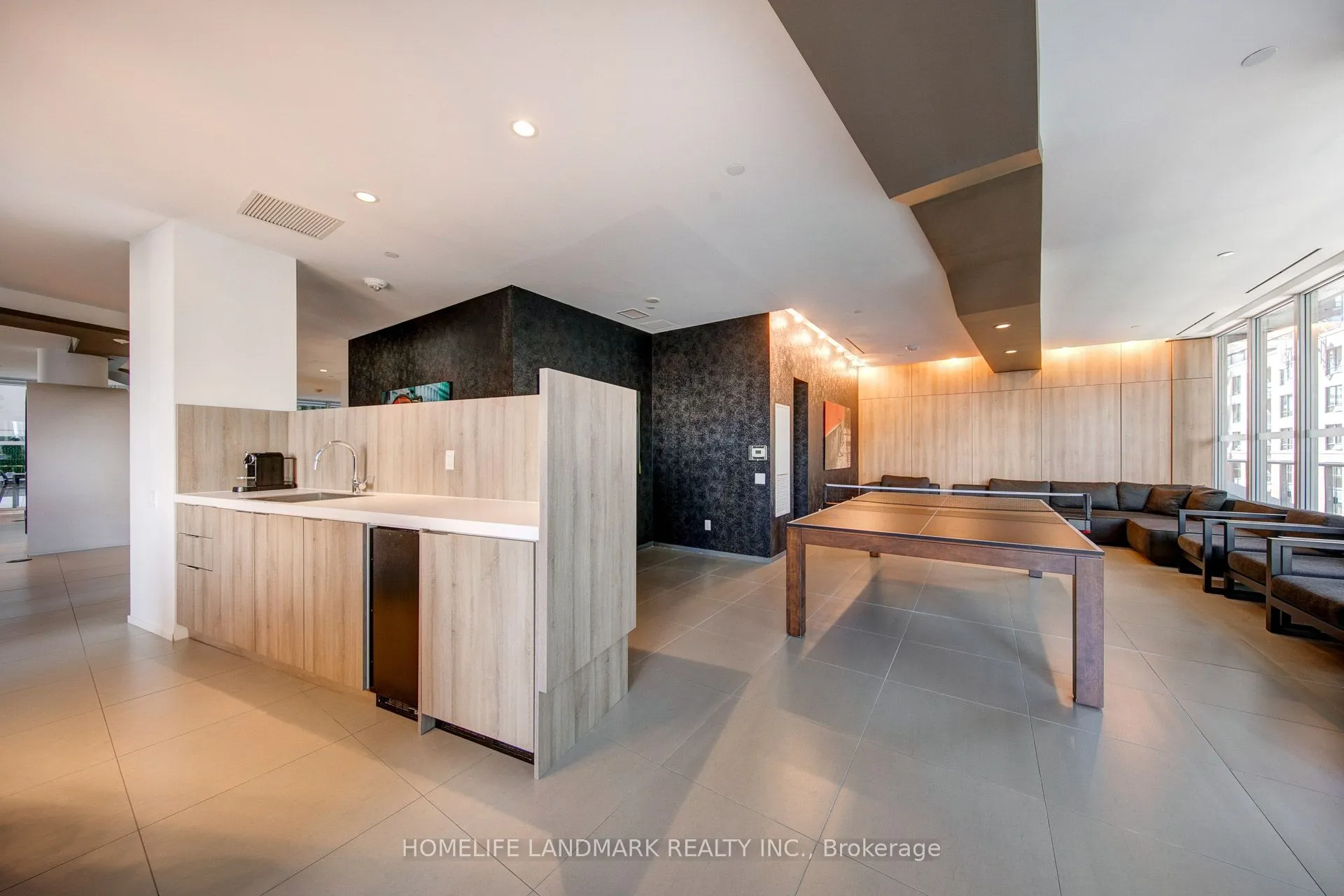 68 Shuter Street, #910