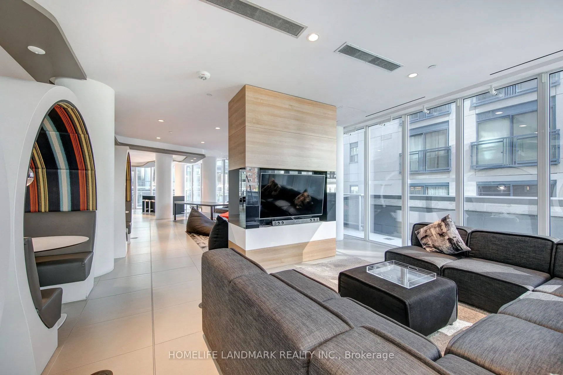 68 Shuter Street, #910