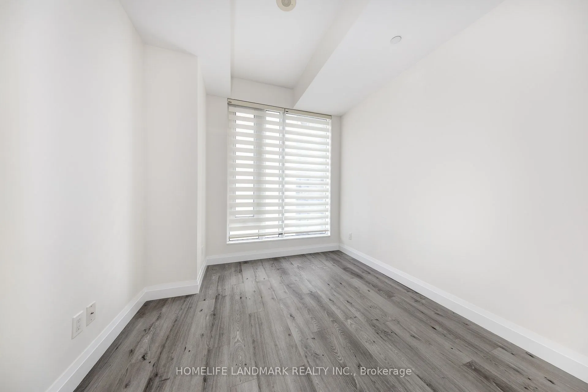68 Shuter Street, #910